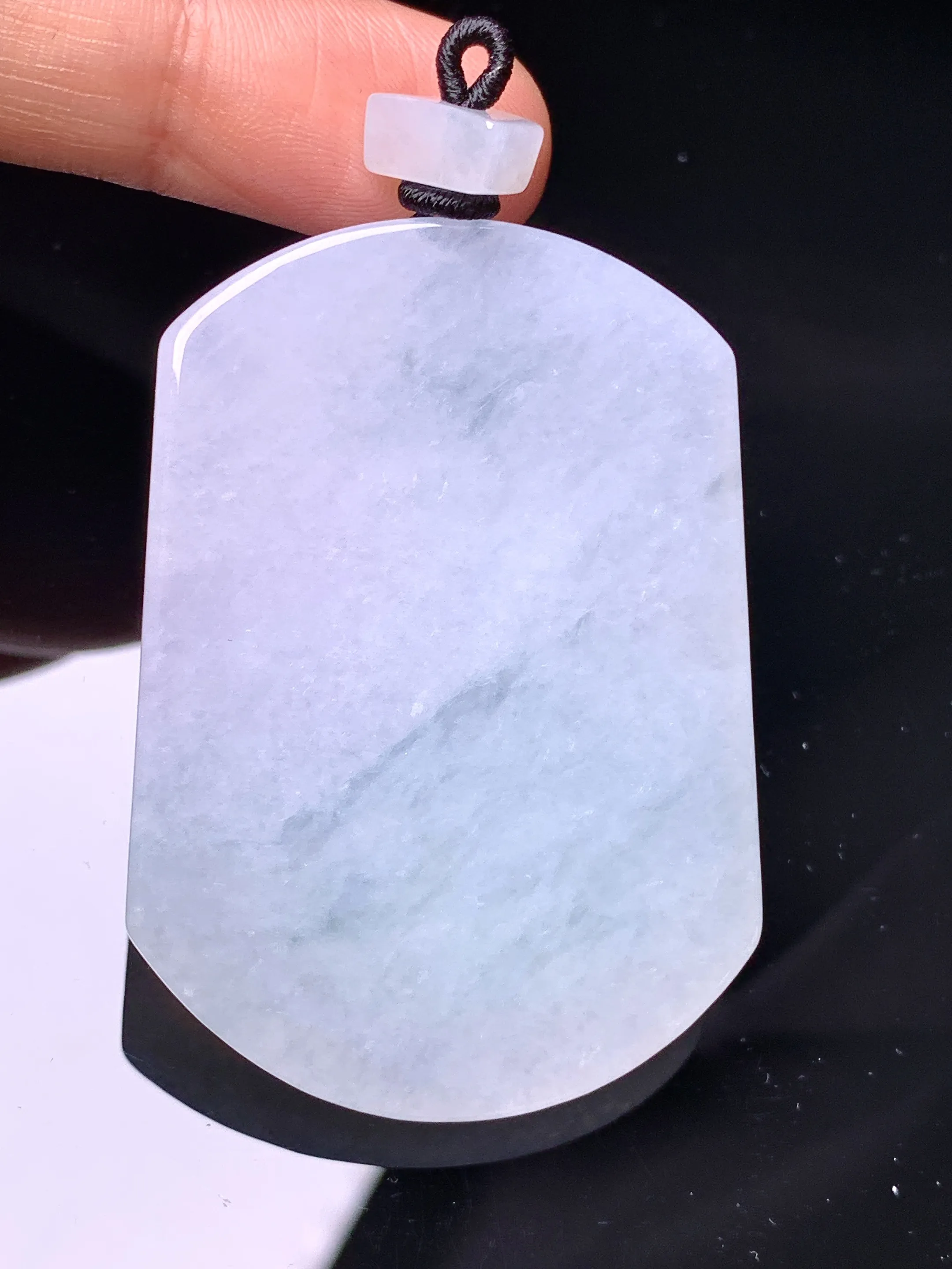 冰种飘花无事牌吊坠 玉质细腻 色泽清新艳丽 整体尺寸51.6*36.8*5.5