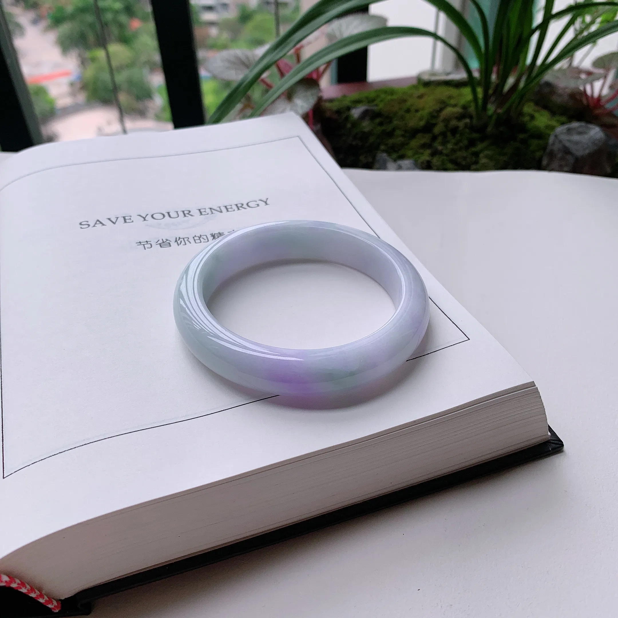 正圈57圈口，天然A货翡翠冰糯种水润飘绿玉手镯，水润秀丽，飘花灵动，种水十足，视觉甜美可人，恰到好处的美，十分高雅耐看，条形优美，上手优雅大方。63.98