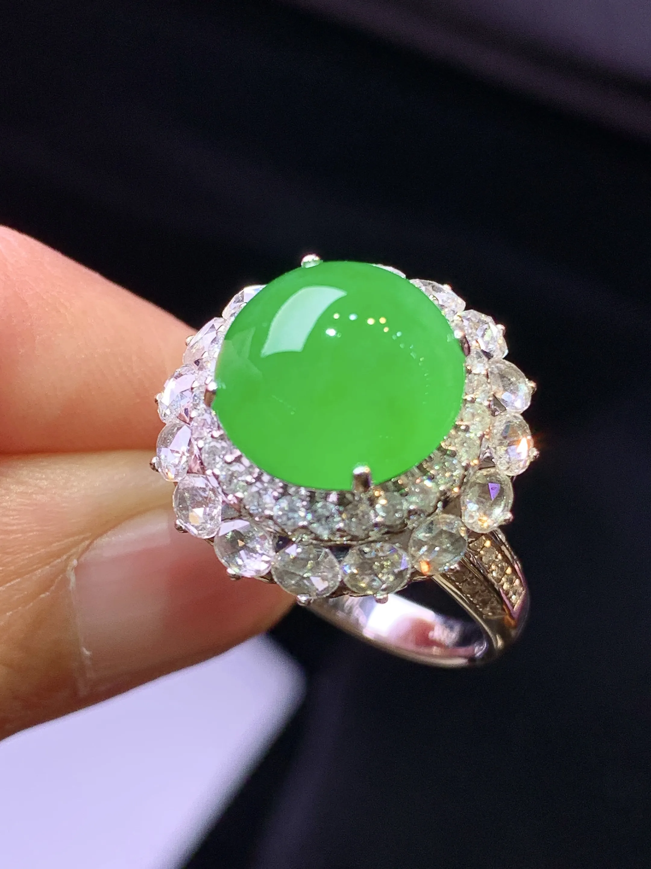 18k金钻镶嵌满绿蛋面戒指 玉质细腻 色泽清新艳丽 圈口14 整体尺寸18.3*14.5