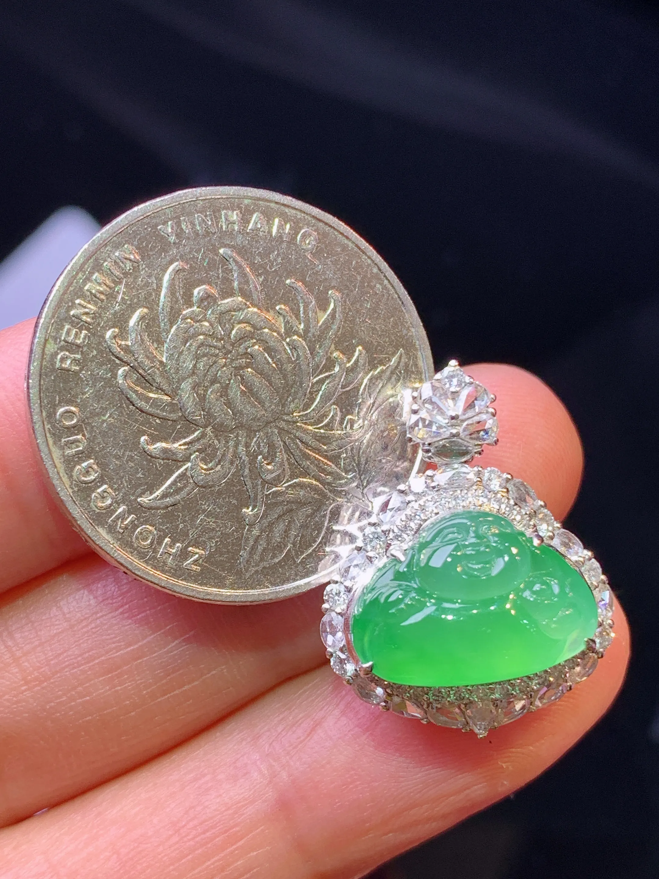 18k金钻镶嵌翠绿佛公吊坠 玉质细腻 色泽清新艳丽 整体尺寸21.8*17.2*10.3