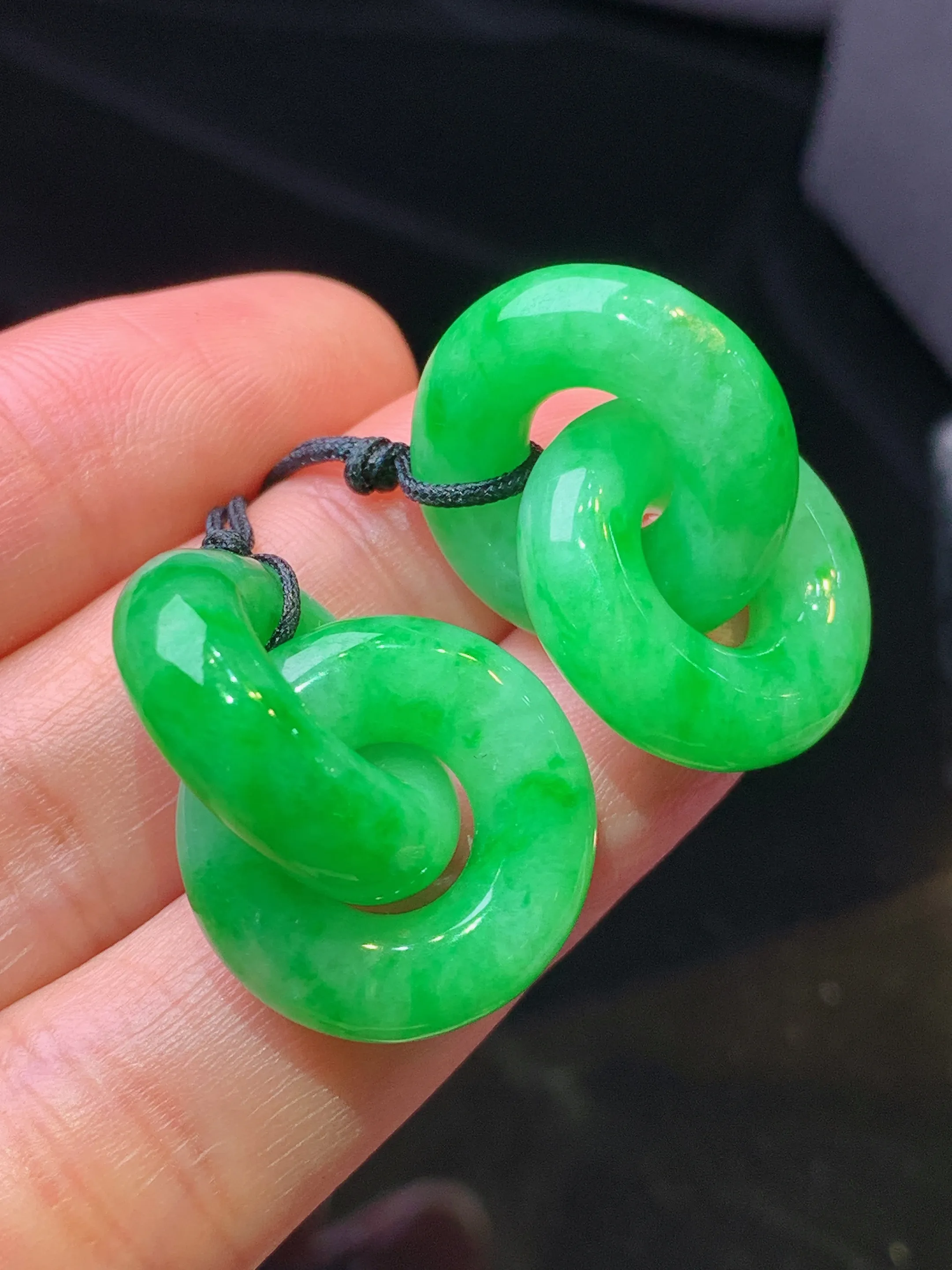 翠绿环环相扣一对 玉质细腻 色泽清新艳丽 整体尺寸18.5*5.8