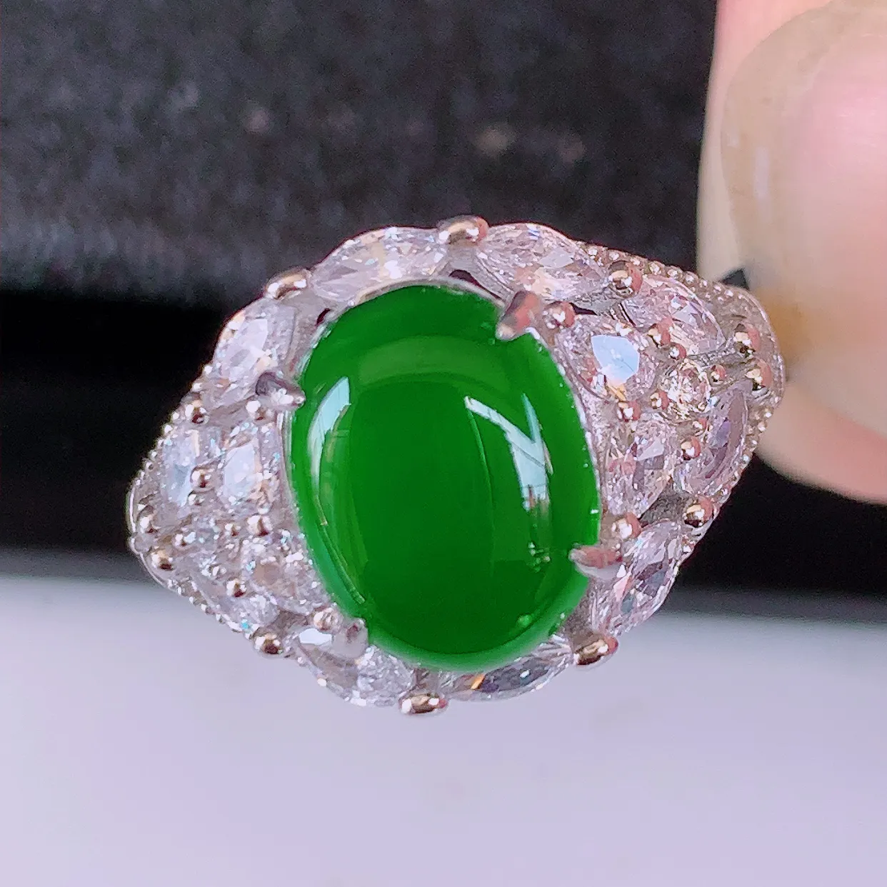 冰透满绿翡翠925银镶嵌戒指，自然光实拍，翠色灵动，颜色漂亮，种老水足，品相佳，佩戴佳品！#97.25（圈口可调大小）整体24.2*17.2*5.8裸石10*7.6