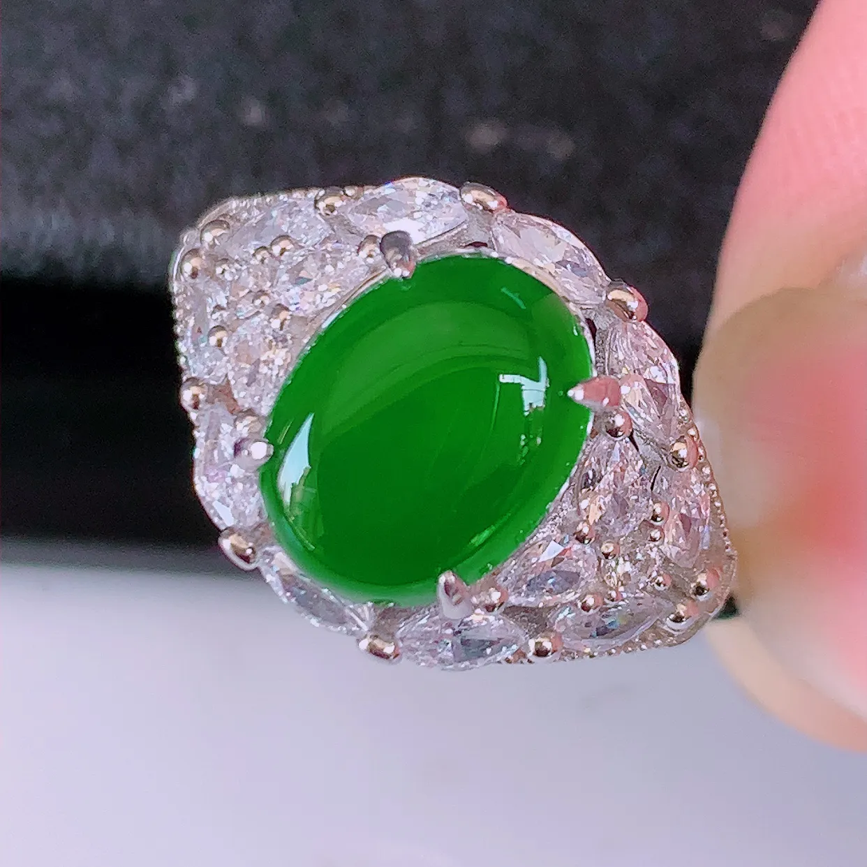 冰透满绿翡翠925银镶嵌戒指，自然光实拍，翠色灵动，颜色漂亮，种老水足，品相佳，佩戴佳品！#97.25（圈口可调大小）整体24.2*17.2*5.8裸石10*7.6