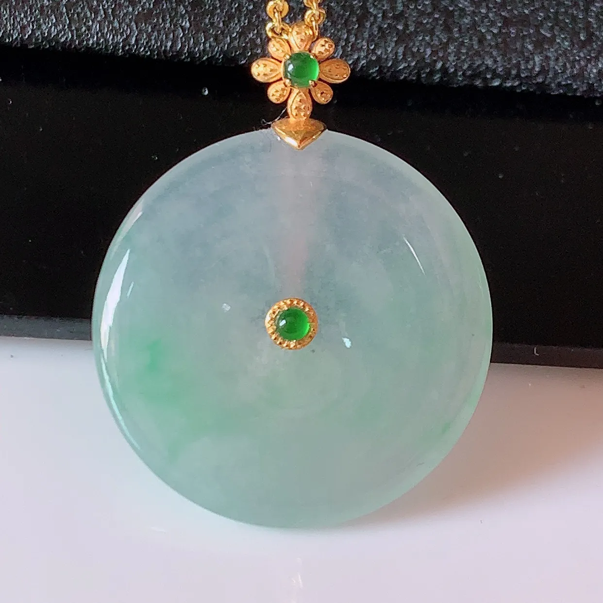 18K金镶嵌冰种飘绿翡翠平安扣吊坠，平安是福；翠色灵动，很美的料子，平安扣佩戴优雅迷人！#41.25整体30.5-24-5.2裸石24-24