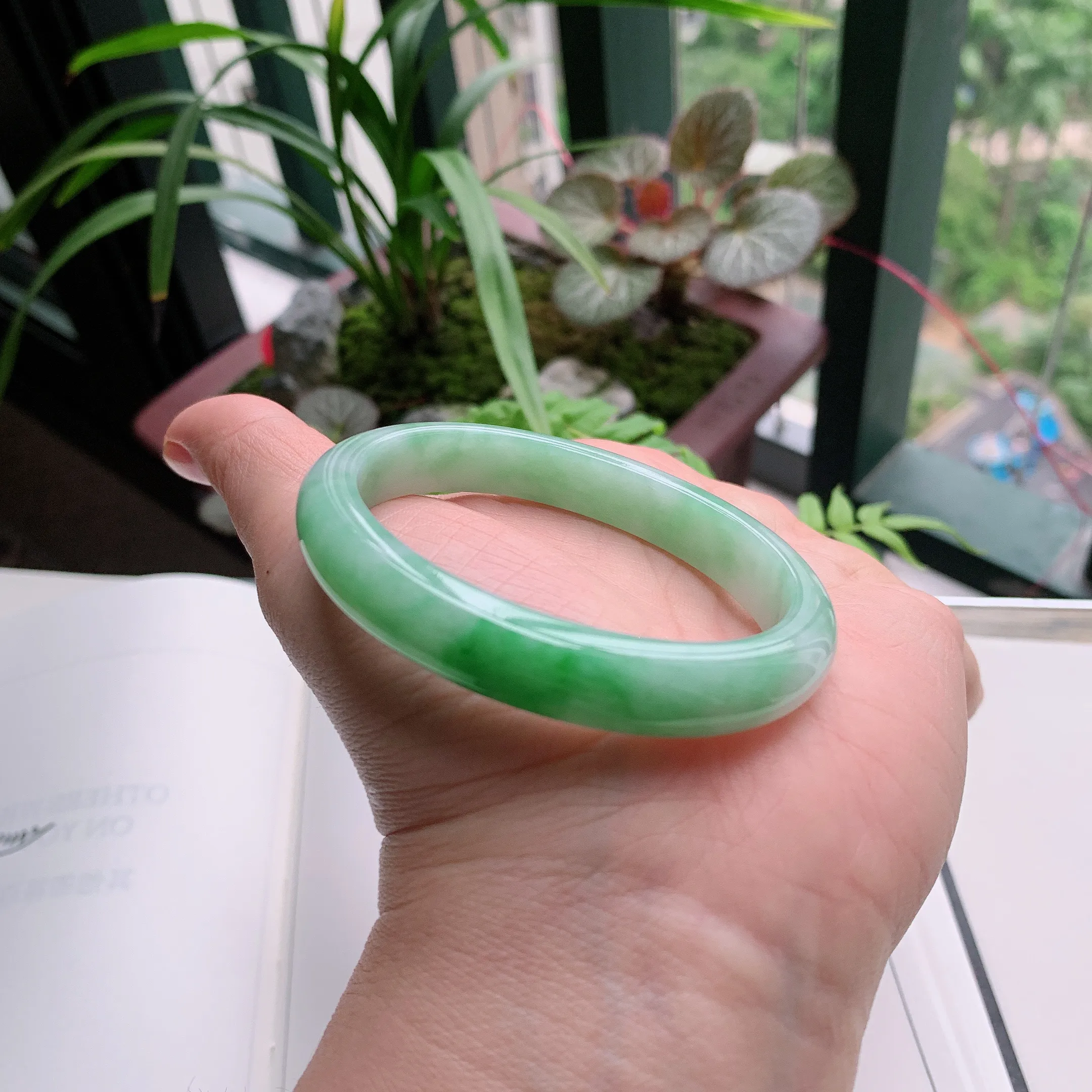 贵妃53圈口，天然A货翡翠冰糯种水润飘绿玉手镯，水润秀丽，飘花灵动，种水十足，视觉甜美可人，恰到好处的美，十分高雅耐看，条形优美，上手优雅大方。33.99