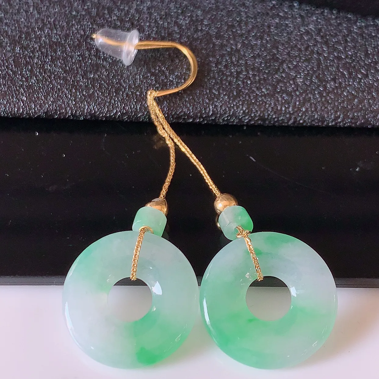 18k金镶嵌冰种飘绿翡翠平安扣耳坠，沁人心脾，耳坠佩戴效果大气出众，尽显气质。种水好，胶感足，颜相当漂亮，高性价比，值得入手品鉴！#41.25整体49裸石16-2.8