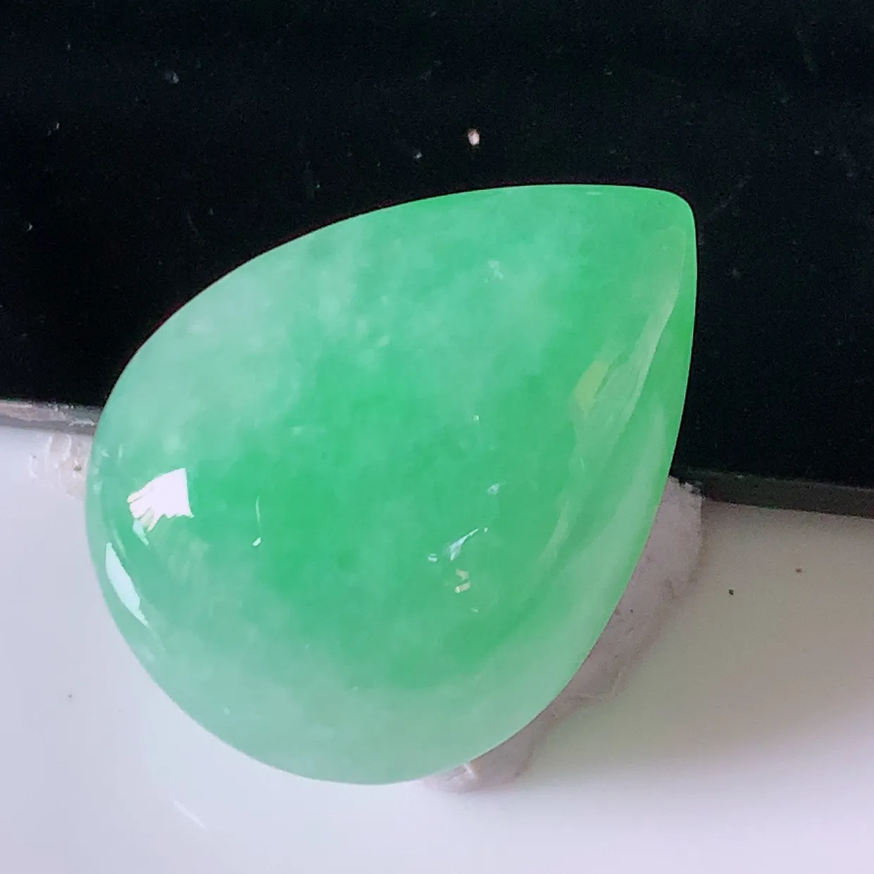 自然光实拍，冰润满绿翡翠水滴戒面，蛋面，翠色灵动，玉质细腻，颜色漂亮，品相佳，镶嵌更靓，佩戴佳品！#94.25