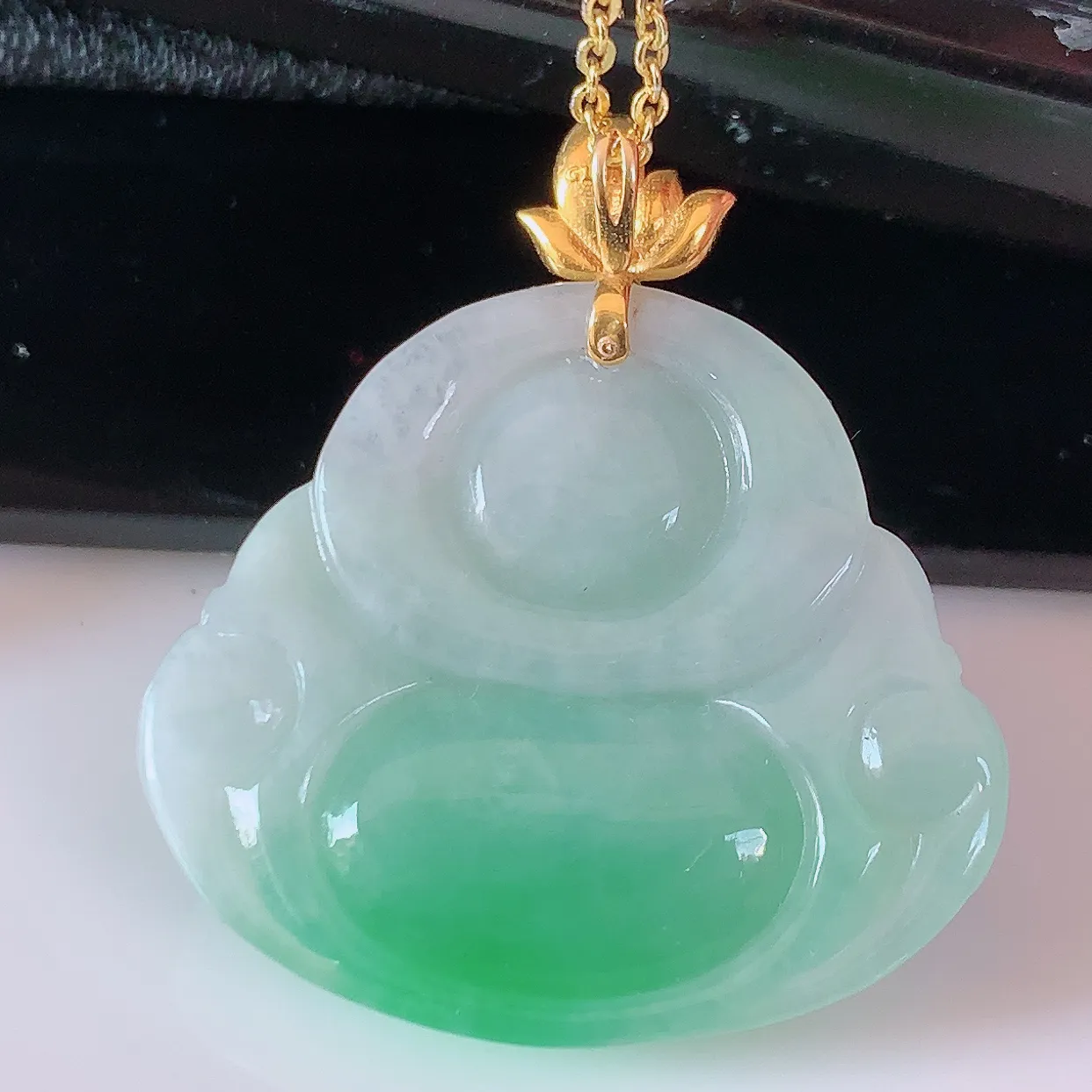 自然光实拍，18K金镶嵌冰润满绿肚翡翠佛公吊坠，玉笑佛，饱满，开脸喜庆，品佳品，配戴优雅迷人！#1.25整体31.5裸石28.8*25*6.8