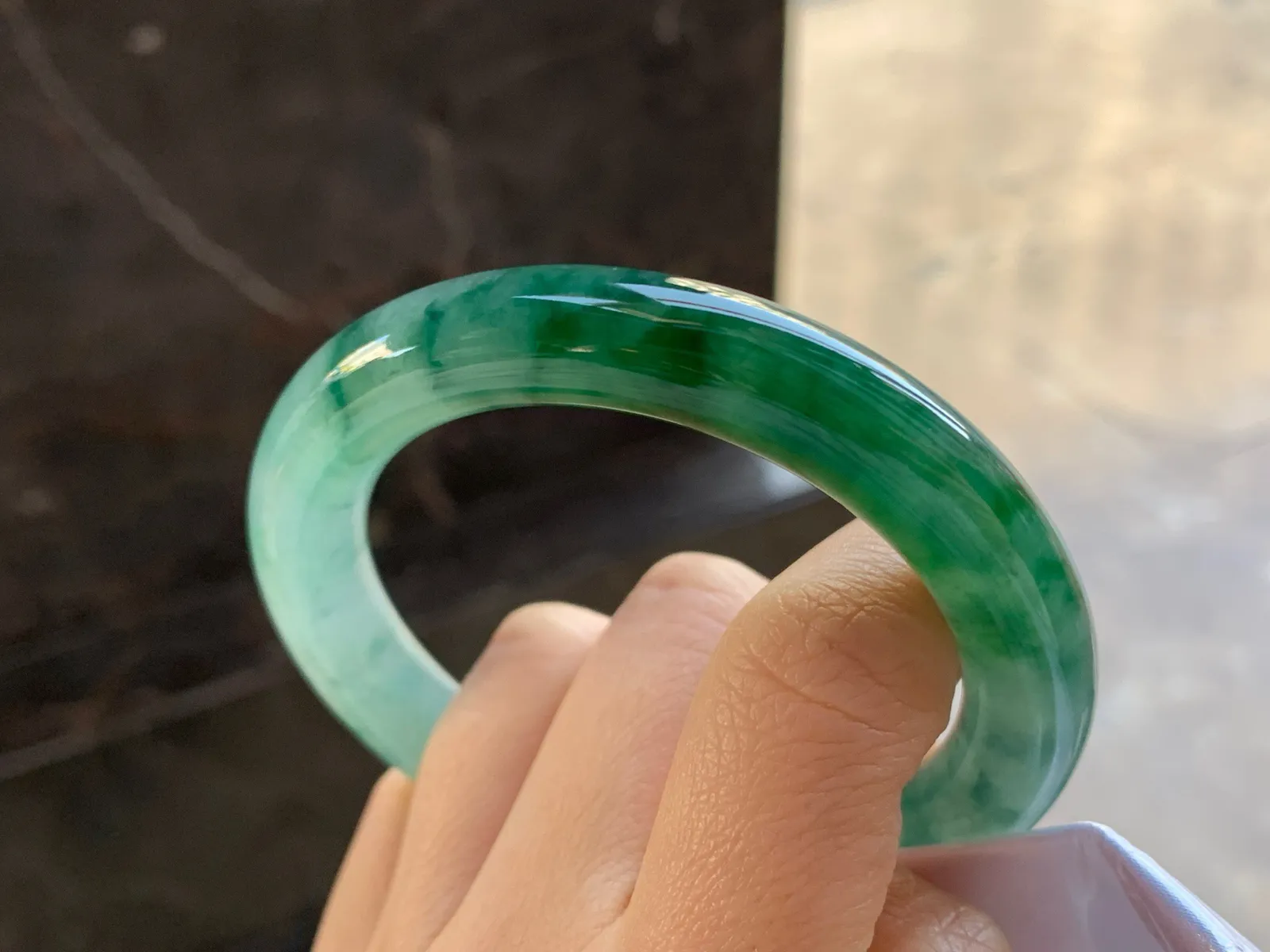 55.5-10.5

辣绿色圆条手镯^_^颜色鲜艳