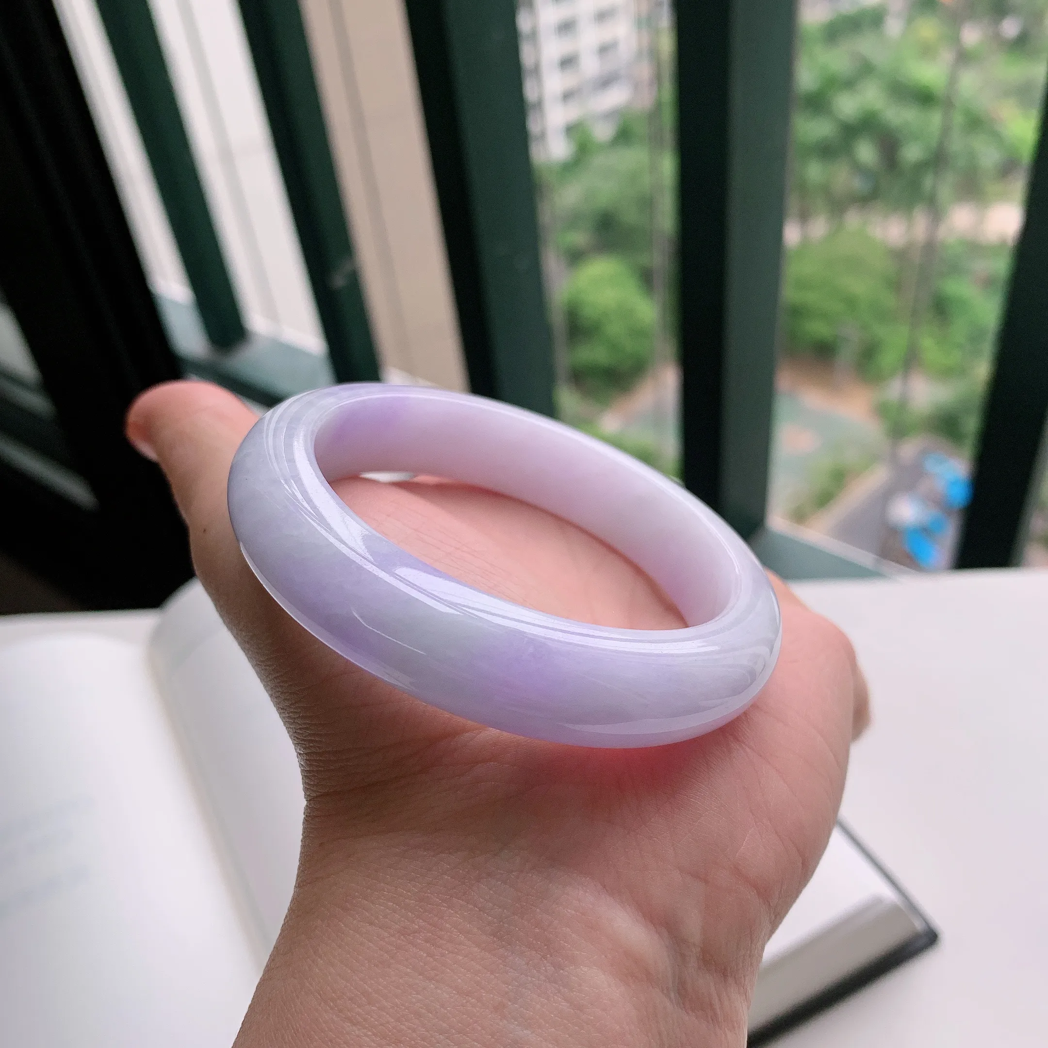 正圈55圈口，天然A货翡翠冰糯种水润飘绿玉手镯，水润秀丽，飘花灵动，种水十足，视觉甜美可人，恰到好处的美，十分高雅耐看，条形优美，上手优雅大方。61.63