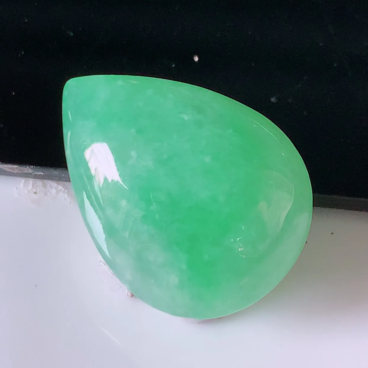 自然光实拍，冰润满绿翡翠水滴戒面，蛋面，翠色灵动，玉质细腻，颜色漂亮，品相佳，镶嵌更靓，佩戴佳品！#94.25