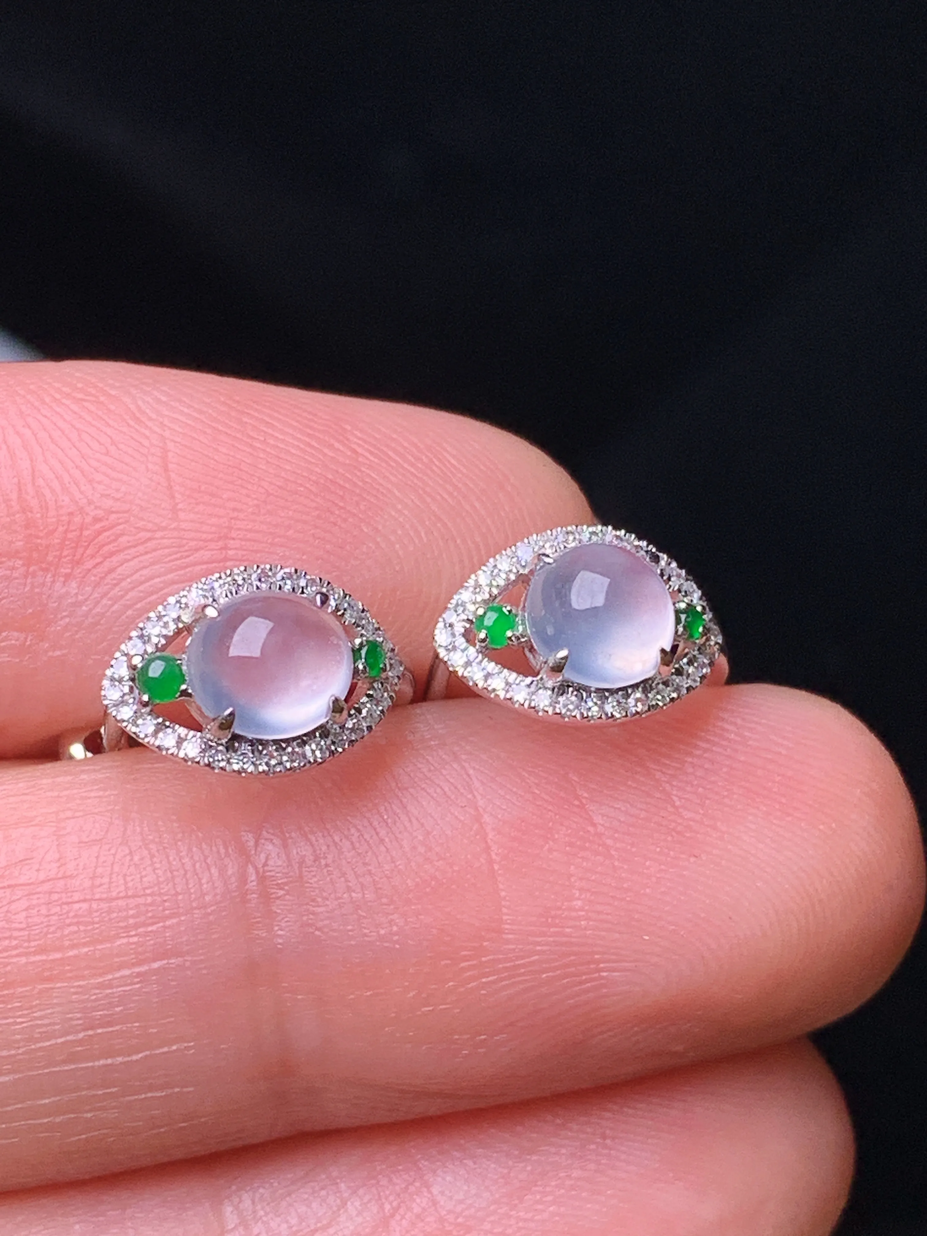 18k金钻镶嵌冰种蛋面耳钉 玉质细腻 色泽清新艳丽 整体尺寸10*7*3.7