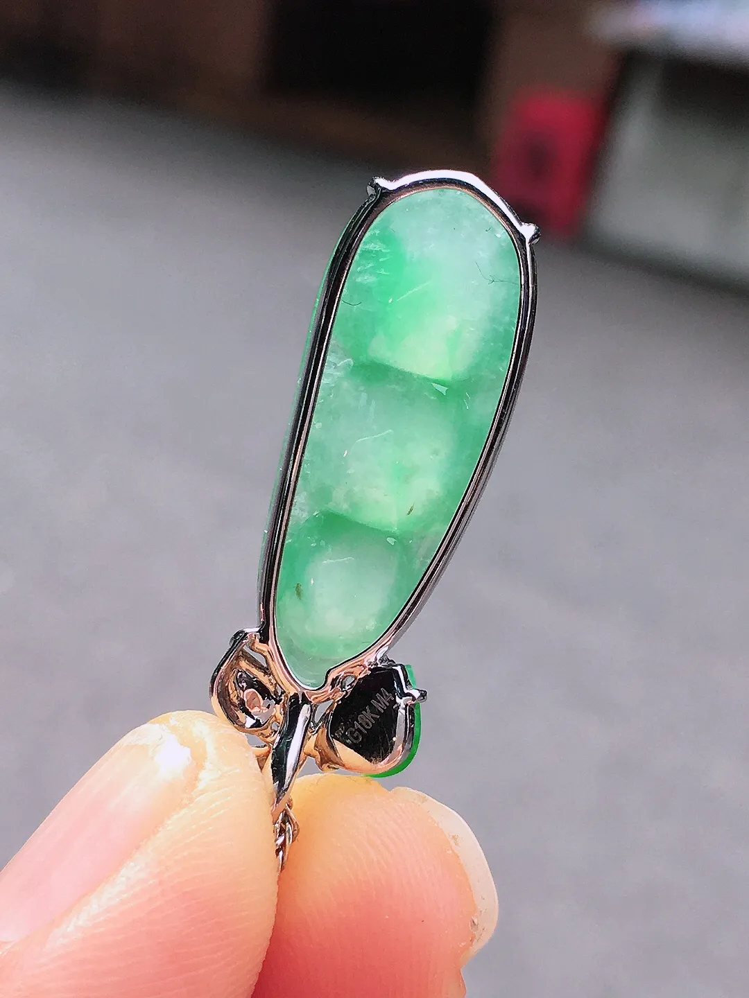 冰绿福豆吊坠，色泽均匀艳丽，玉质细腻，荧光感超
强，饱满圆润，尽显优雅气质，18k
金豪华镶嵌