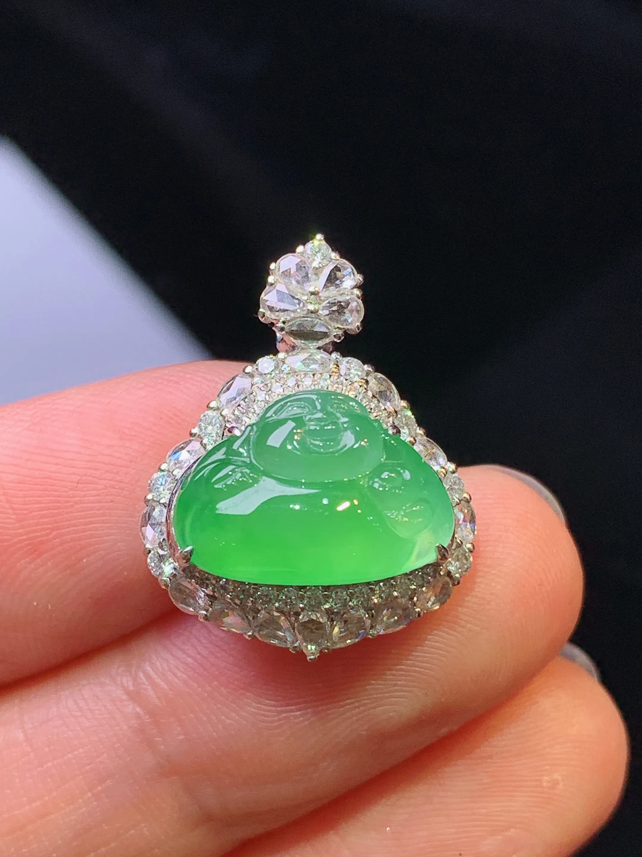 18k金钻镶嵌翠绿佛公吊坠 玉质细腻 色泽清新艳丽 整体尺寸21.8*17.2*10.3