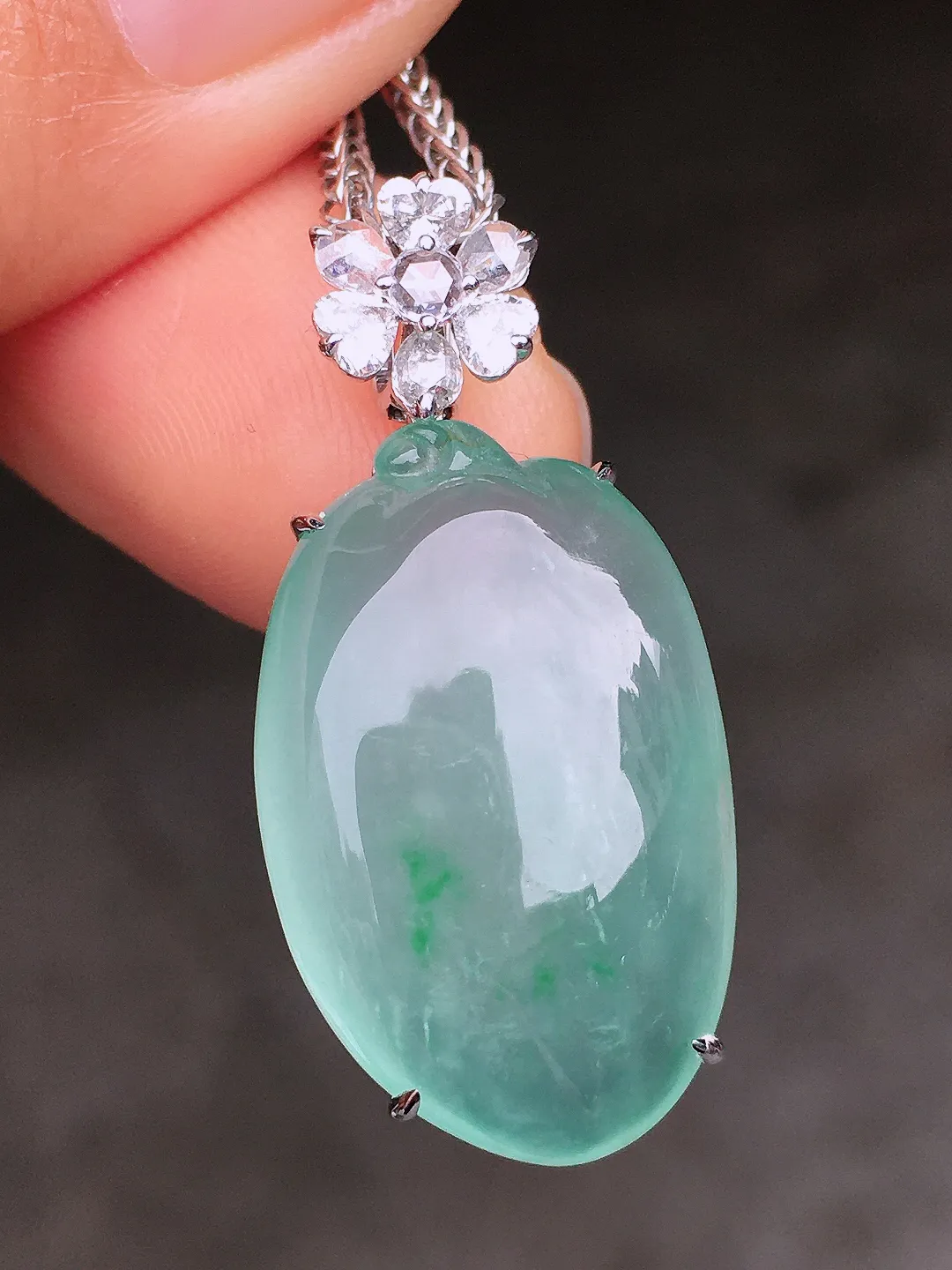 冰种福瓜吊坠，玉质细腻，荧光感超
强，饱满圆润，尽显优雅气质，18k
金豪华镶嵌