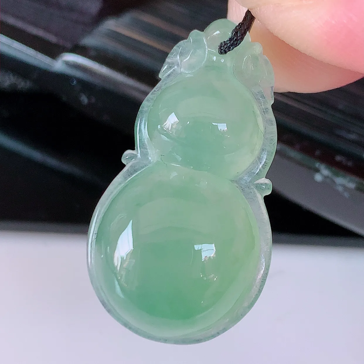 自然光实拍，冰种满绿翡翠葫芦吊坠，寓意福禄双全，财源滚滚，清新脱俗，佩戴效果优雅迷人！#57.25