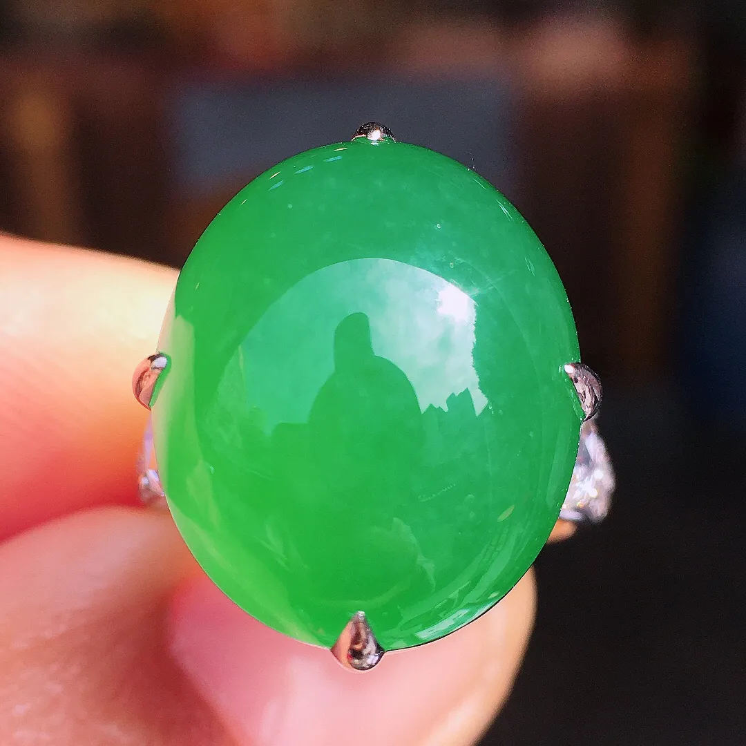 阳绿蛋面戒指，色泽均匀艳丽，玉质细腻，荧光感超
强，饱满圆润，尽显优雅气质，18k
金豪华镶嵌