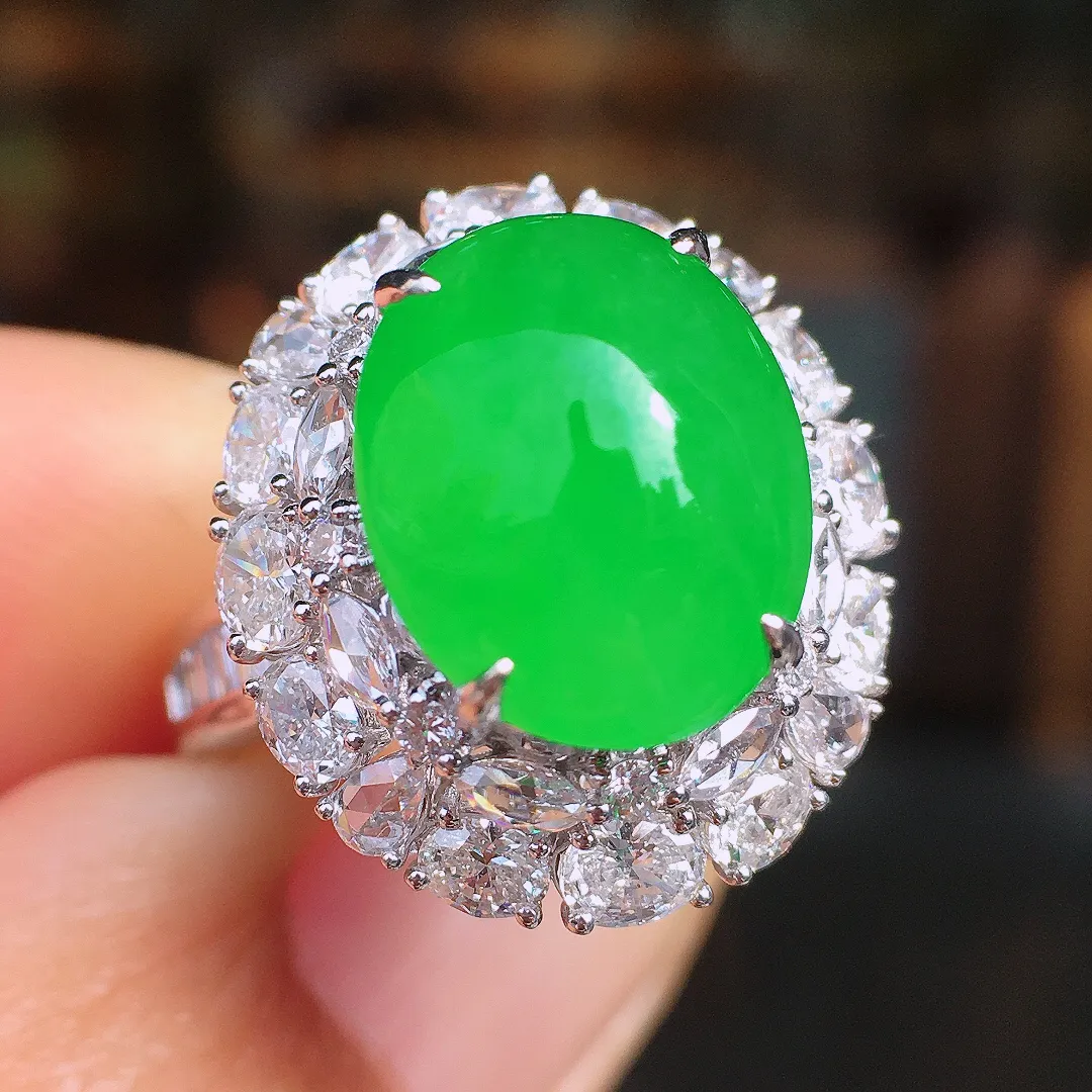 阳绿蛋面戒指，色泽均匀艳丽，玉质细腻，荧光感超
强，饱满圆润，尽显优雅气质，18k
金豪华镶嵌