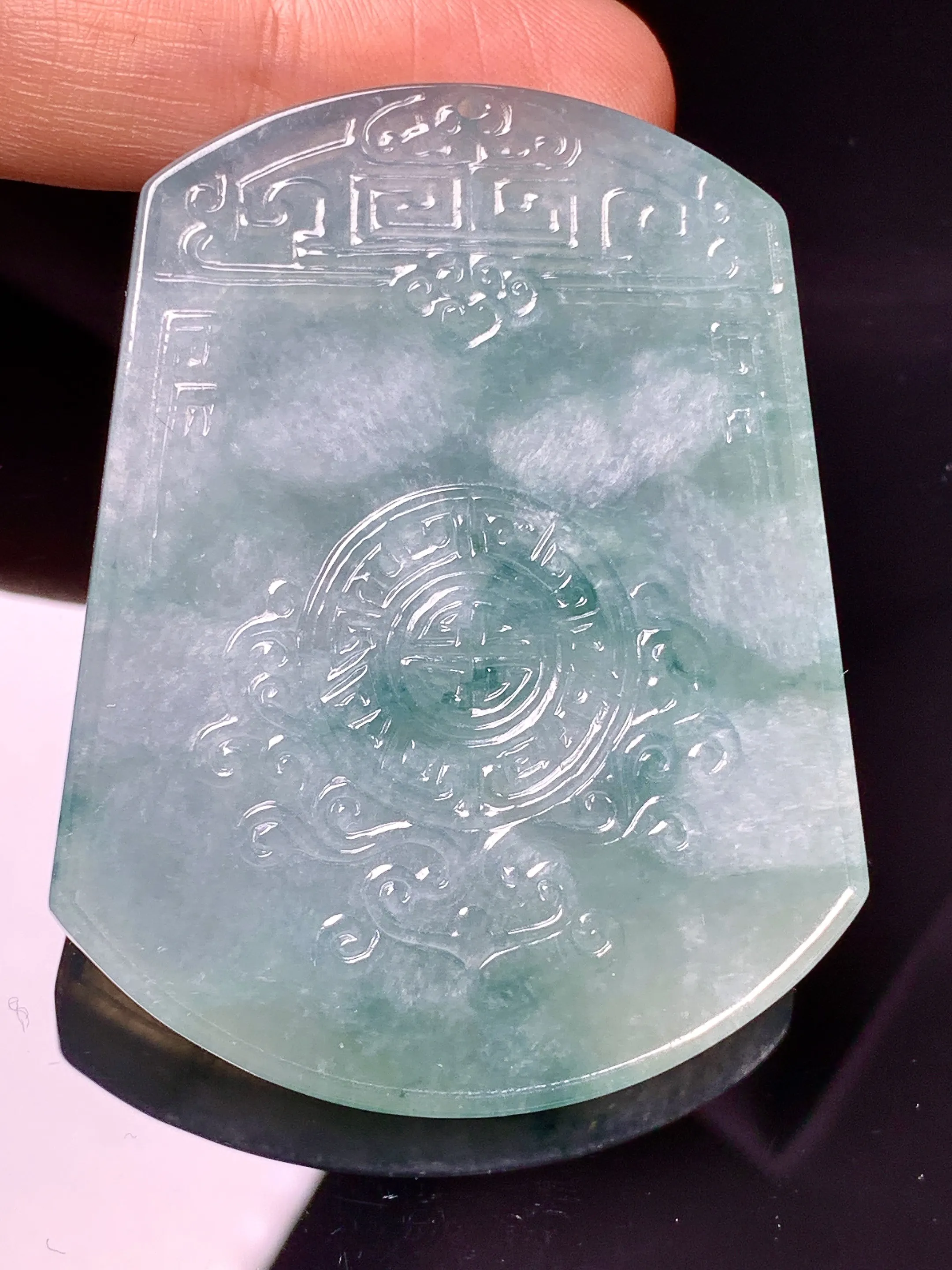 仿古飘花无事牌吊坠 玉质细腻 色泽清新艳丽 整体尺寸54.2*43*5.8