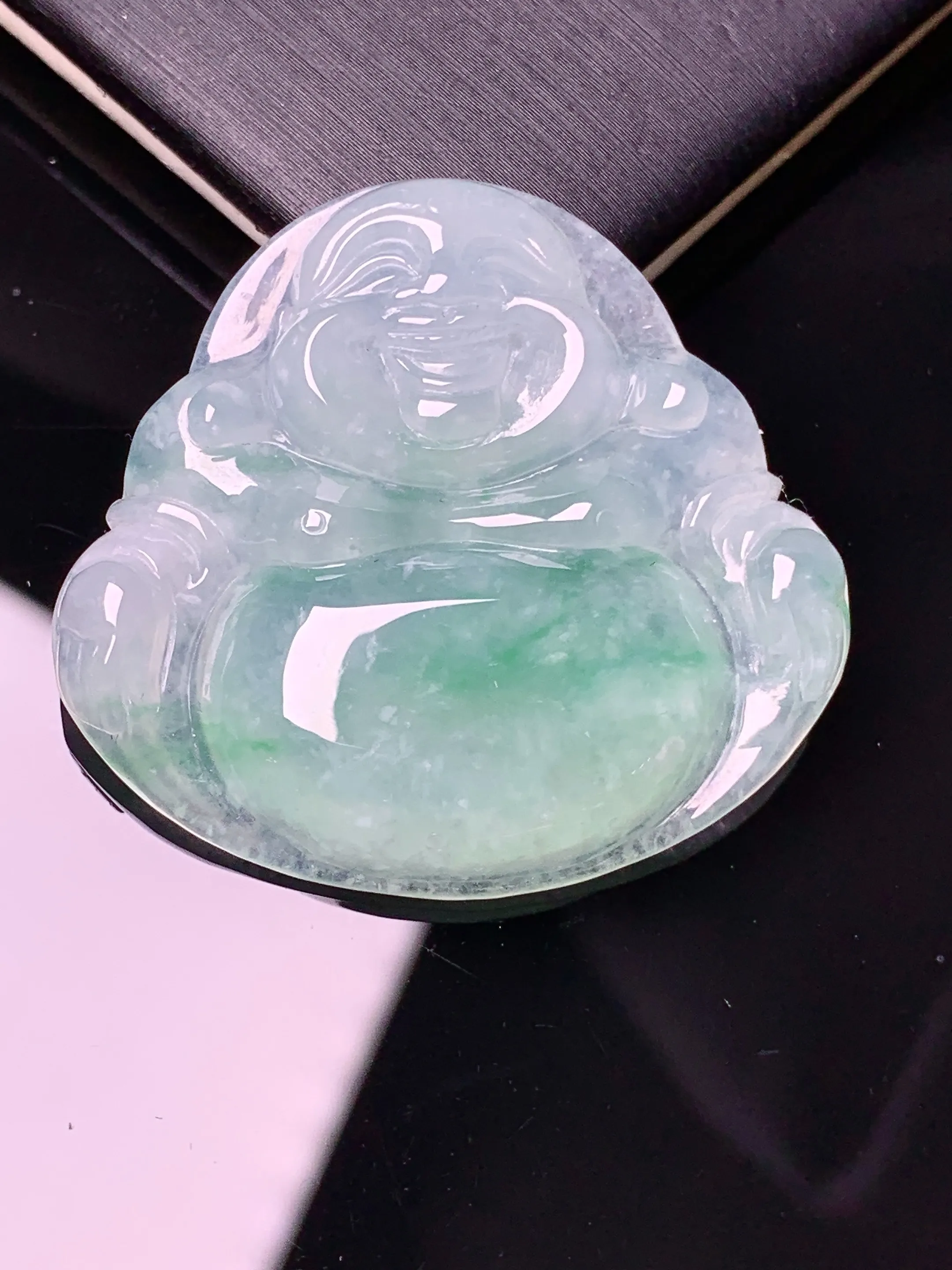 冰种飘绿佛公吊坠 玉质细腻 色泽清新艳丽 整体尺寸33.6*36*6