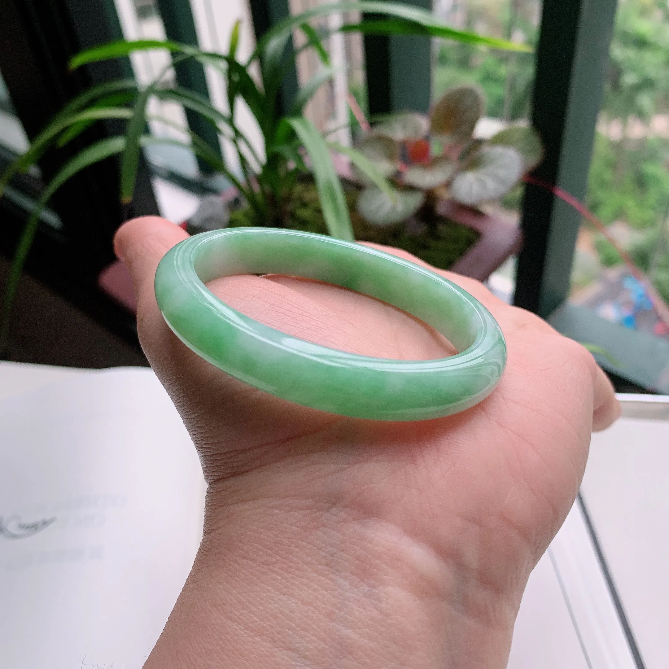 贵妃53圈口，天然A货翡翠冰糯种水润飘绿玉手镯，水润秀丽，飘花灵动，种水十足，视觉甜美可人，恰到好处的美，十分高雅耐看，条形优美，上手优雅大方。33.99