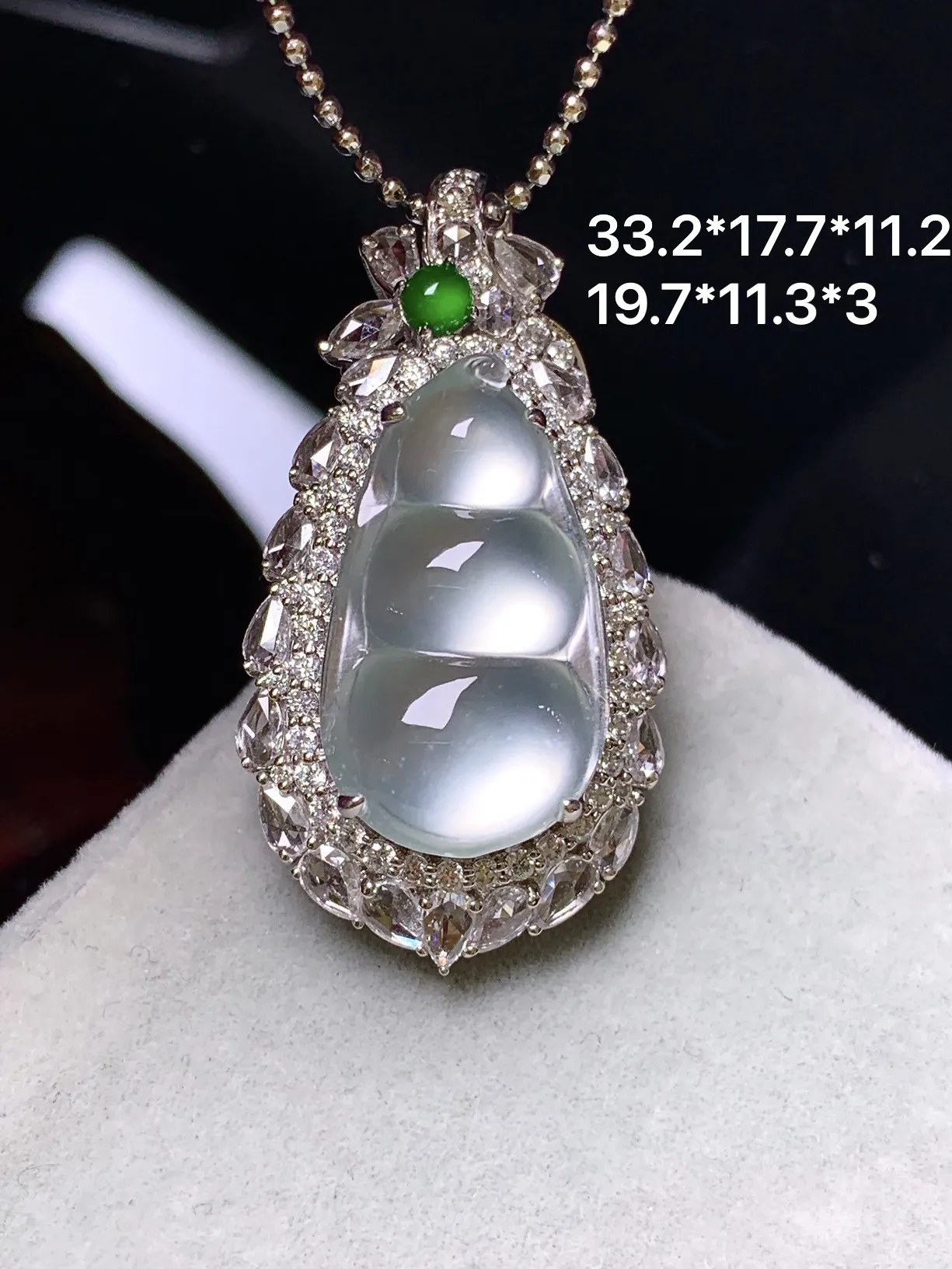 18k金钻镶嵌玻璃种四季豆吊坠 玉质细腻 色泽清新艳丽 整体尺寸33.2*17.7*11.2