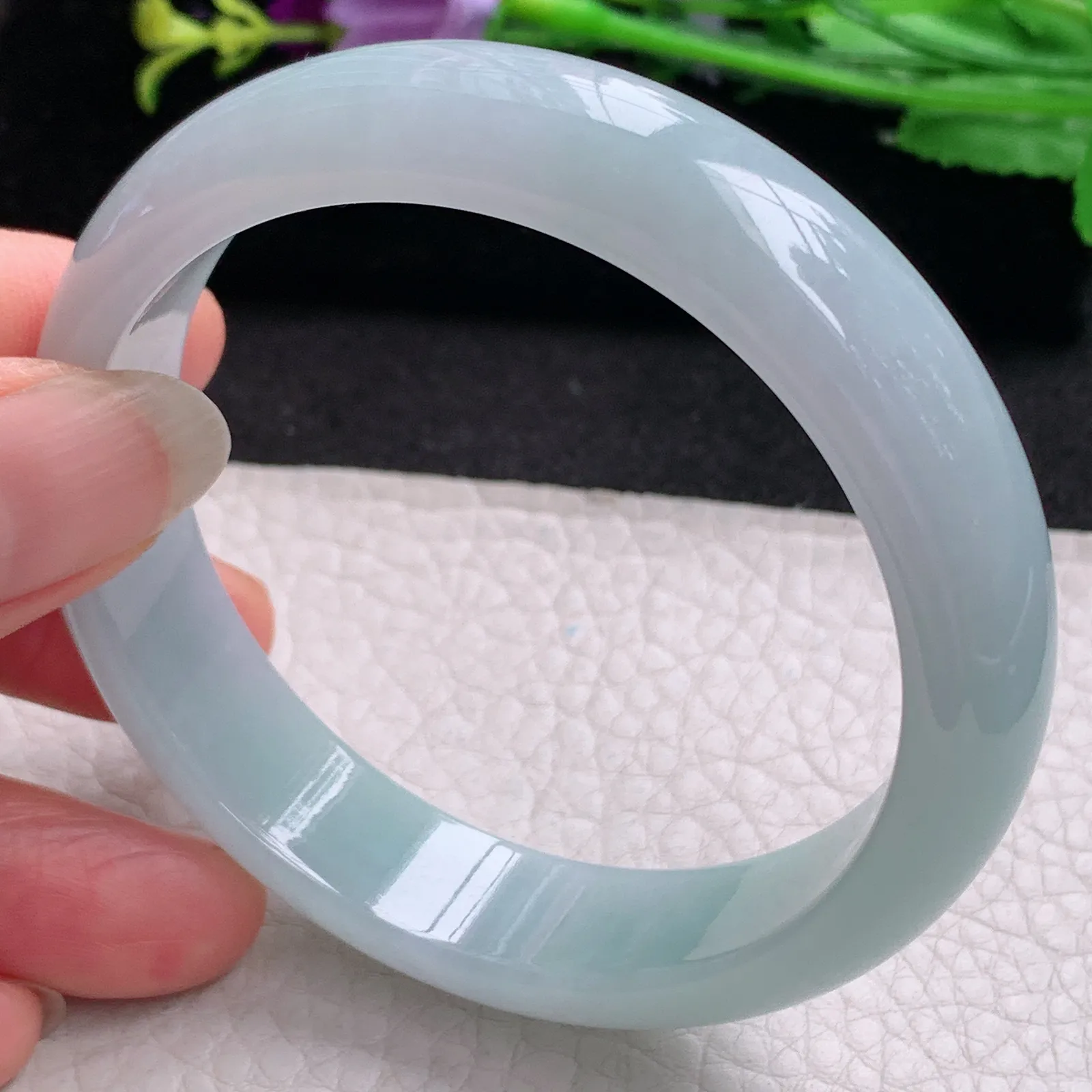 nr实拍57.5*14.2*7缅甸翡翠a货玉手镯飘浅绿胶感正圈平安镯宽版玉手环