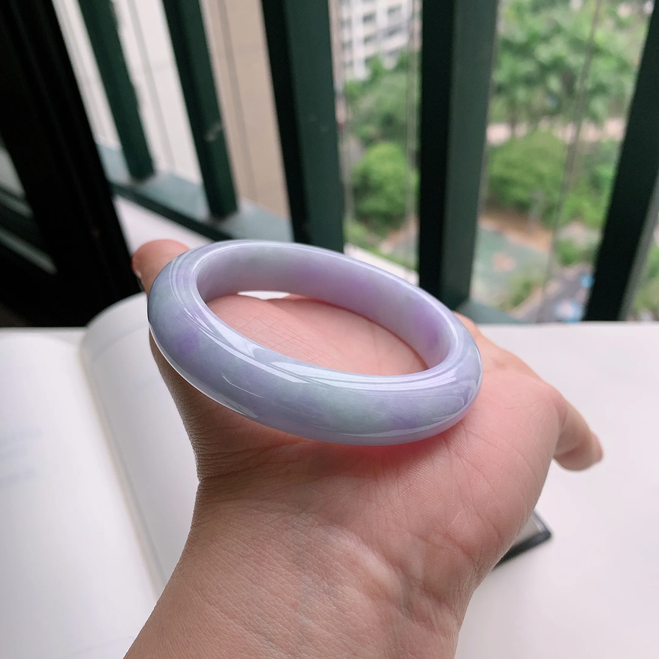 正圈54圈口，天然A货翡翠冰糯种水润飘绿玉手镯，水润秀丽，飘花灵动，种水十足，视觉甜美可人，恰到好处的美，十分高雅耐看，条形优美，上手优雅大方。59.31