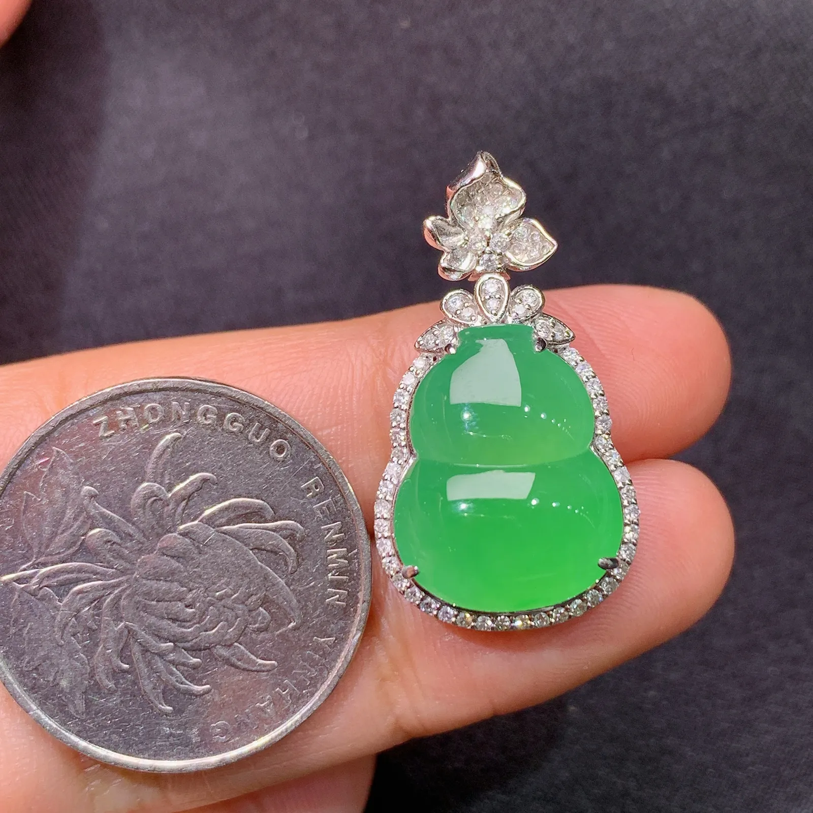 翠绿葫芦吊坠，18k金镶嵌，冰润色阳，玉质细腻，种水足，Lp 尺寸28.7*15.8*10.9