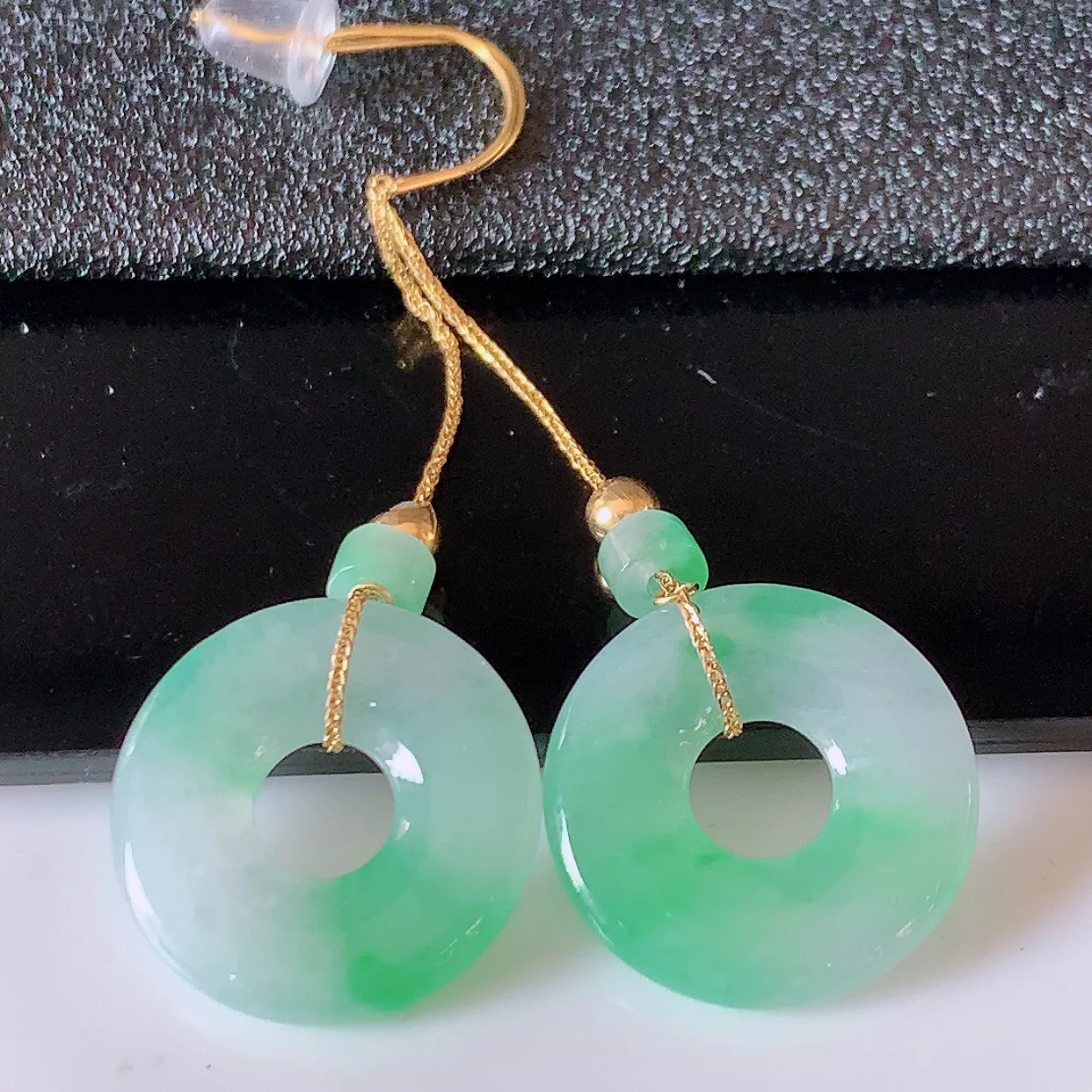 18k金镶嵌冰种飘绿翡翠平安扣耳坠，沁人心脾，耳坠佩戴效果大气出众，尽显气质。种水好，胶感足，颜相当漂亮，高性价比，值得入手品鉴！#41.25整体49裸石16-2.8