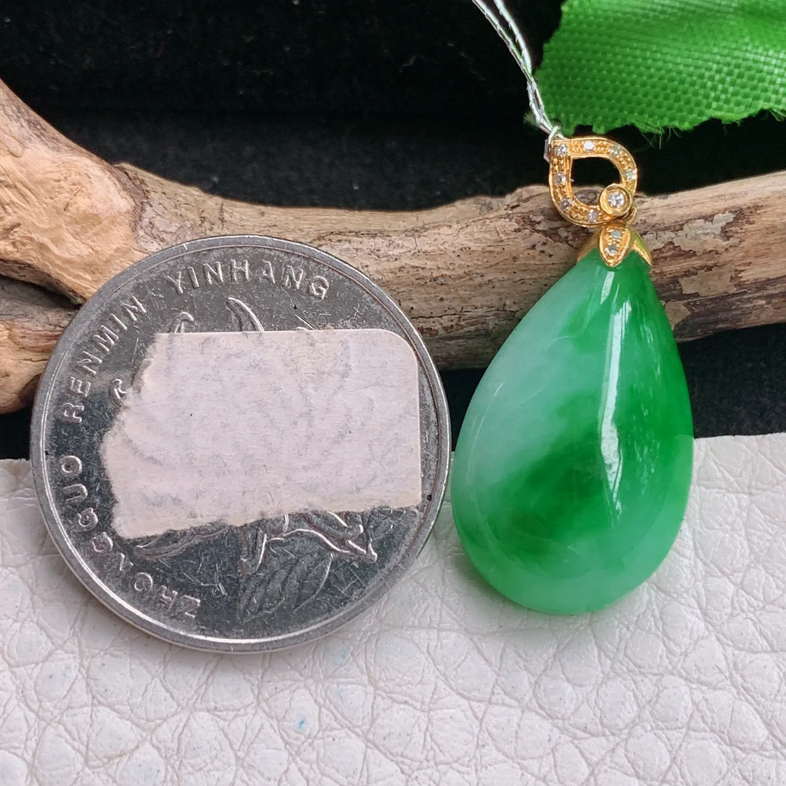 qxm实拍23.5*14.2*8缅甸翡翠精雕辣绿饱满水滴玉吊坠 玉挂件