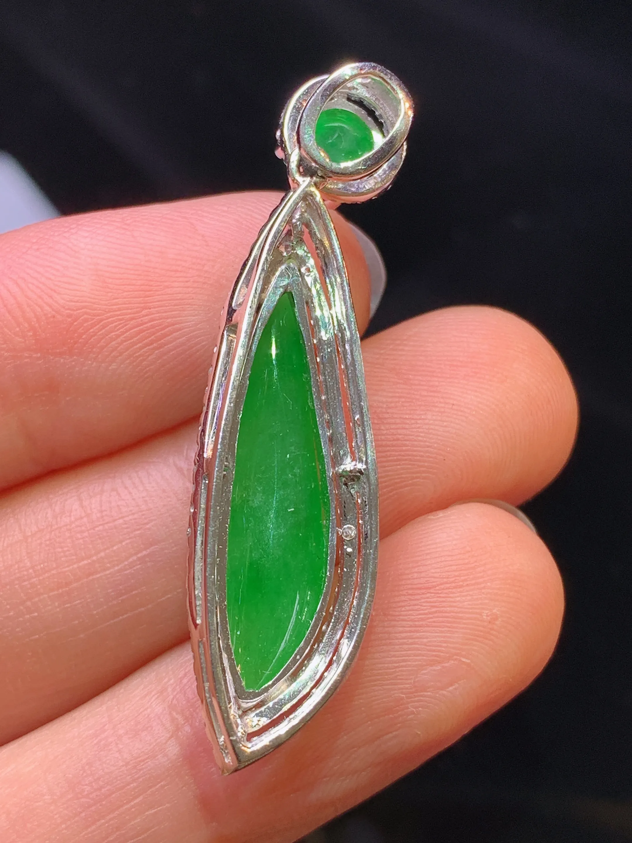 18k金钻镶嵌满绿随形吊坠 玉质细腻 色泽清新艳丽 整体尺寸41.2*11*8