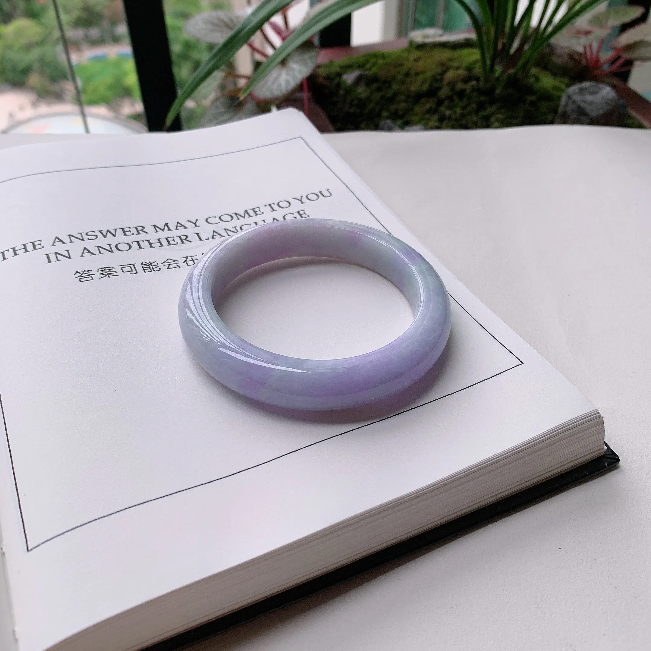 正圈57圈口，天然A货翡翠冰糯种水润飘绿玉手镯，水润秀丽，飘花灵动，种水十足，视觉甜美可人，恰到好处的美，十分高雅耐看，条形优美，上手优雅大方。65.53