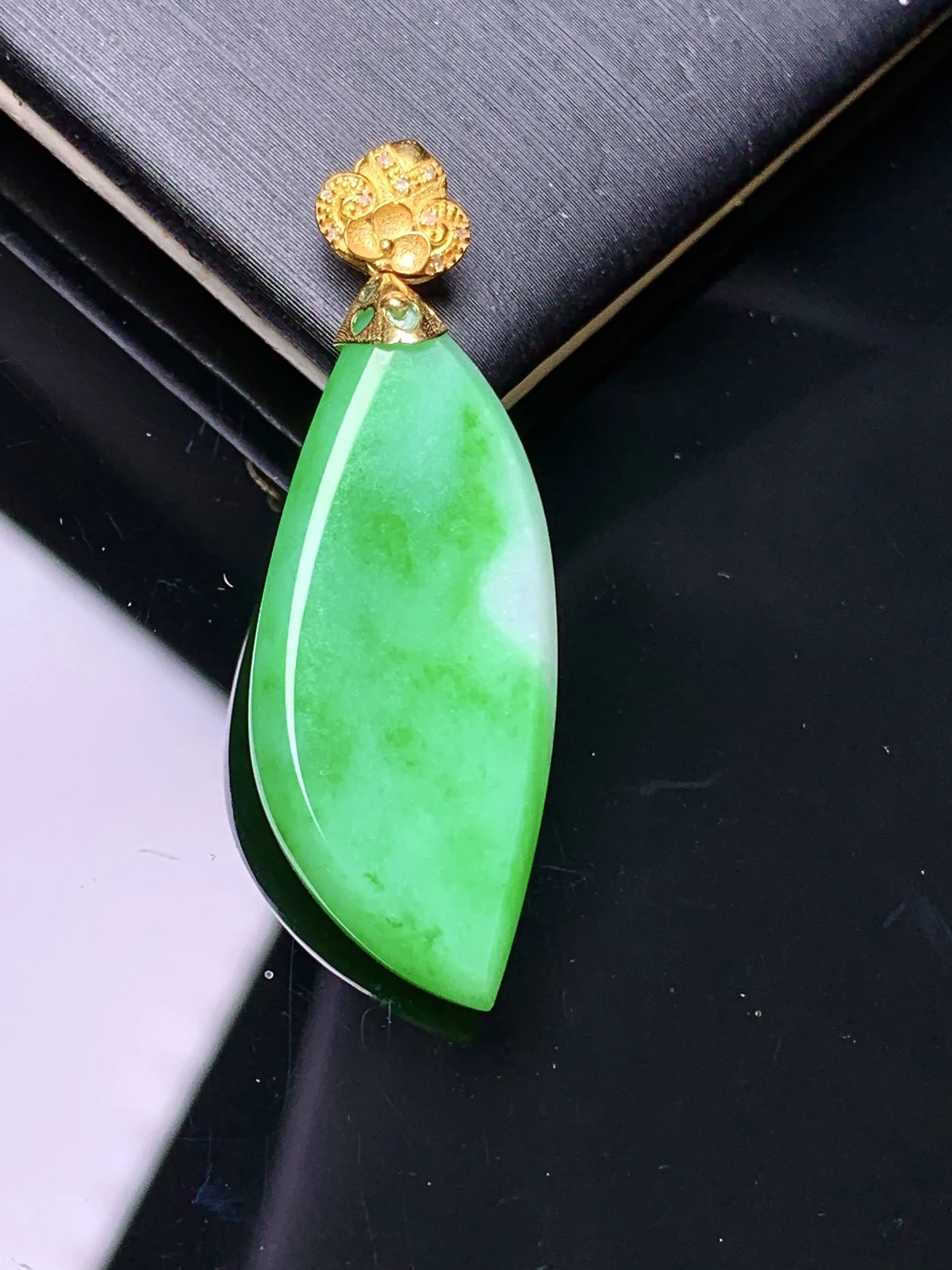18k金镶嵌翠绿随形吊坠 玉质细腻 色泽清新艳丽 整体尺寸38.5*12.8*5.3