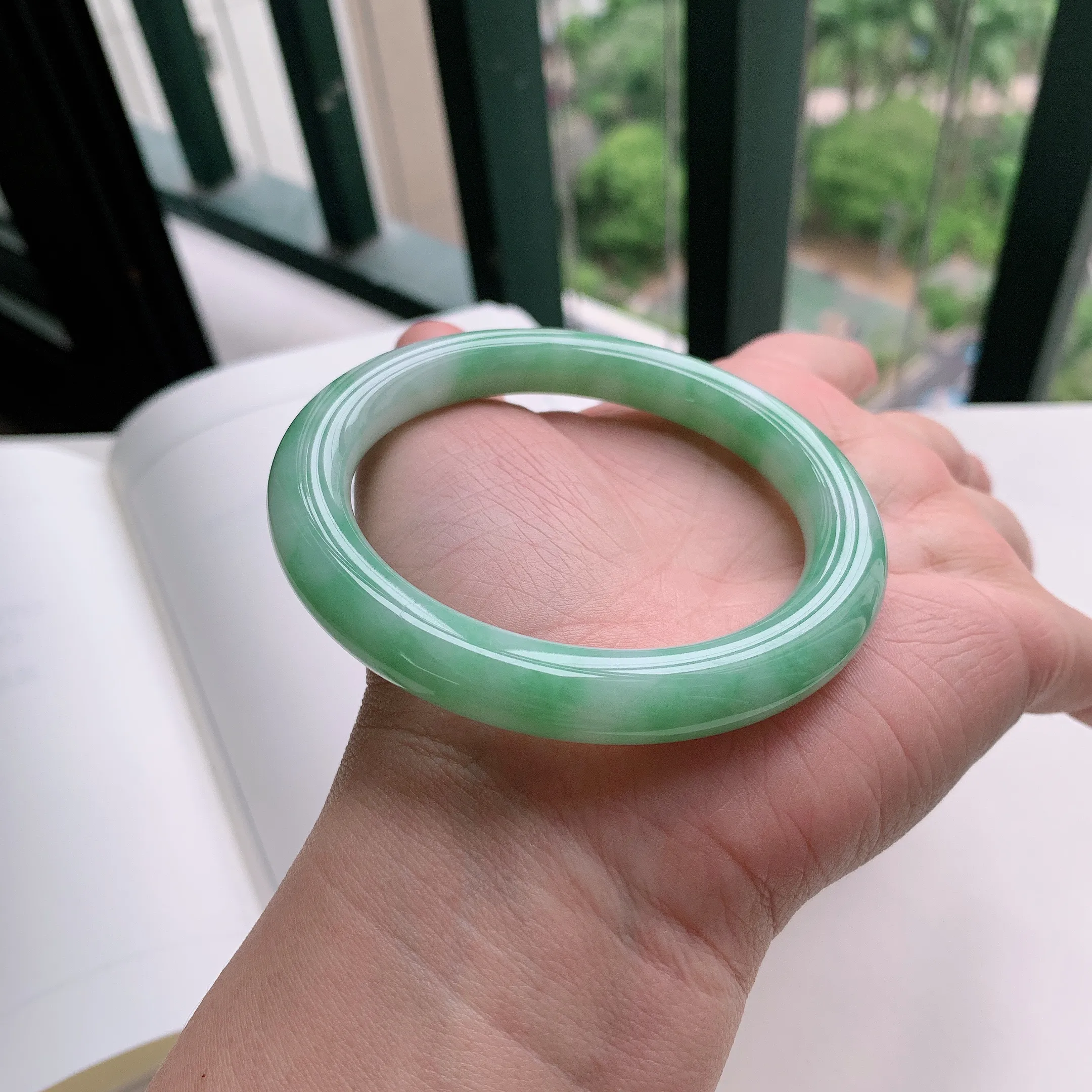 圆条57圈口，天然A货翡翠冰糯种水润飘绿玉手镯，水润秀丽，飘花灵动，种水十足，视觉甜美可人，恰到好处的美，十分高雅耐看，条形优美，上手优雅大方。54.19