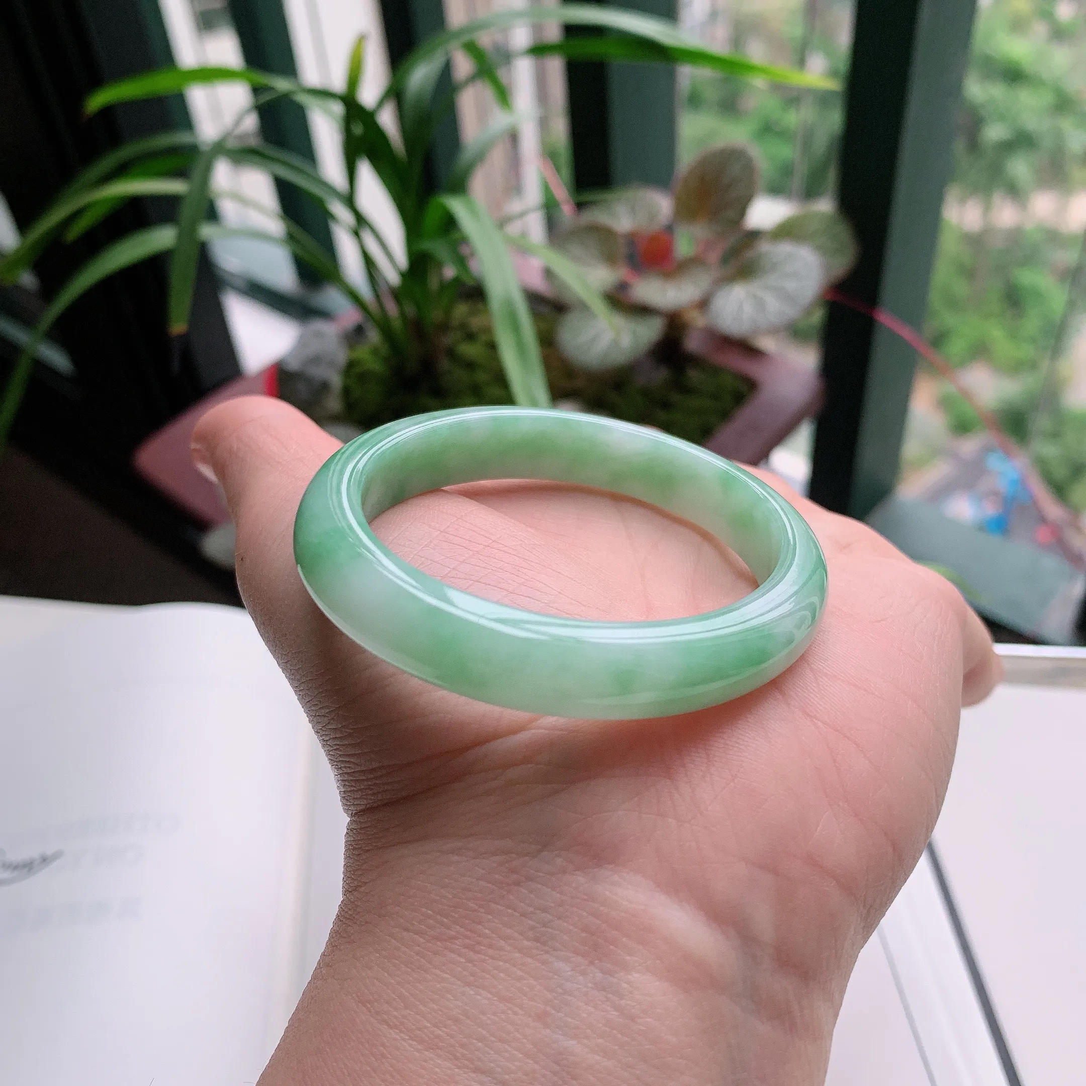 贵妃53圈口，天然A货翡翠冰糯种水润飘绿玉手镯，水润秀丽，飘花灵动，种水十足，视觉甜美可人，恰到好处的美，十分高雅耐看，条形优美，上手优雅大方。33.99