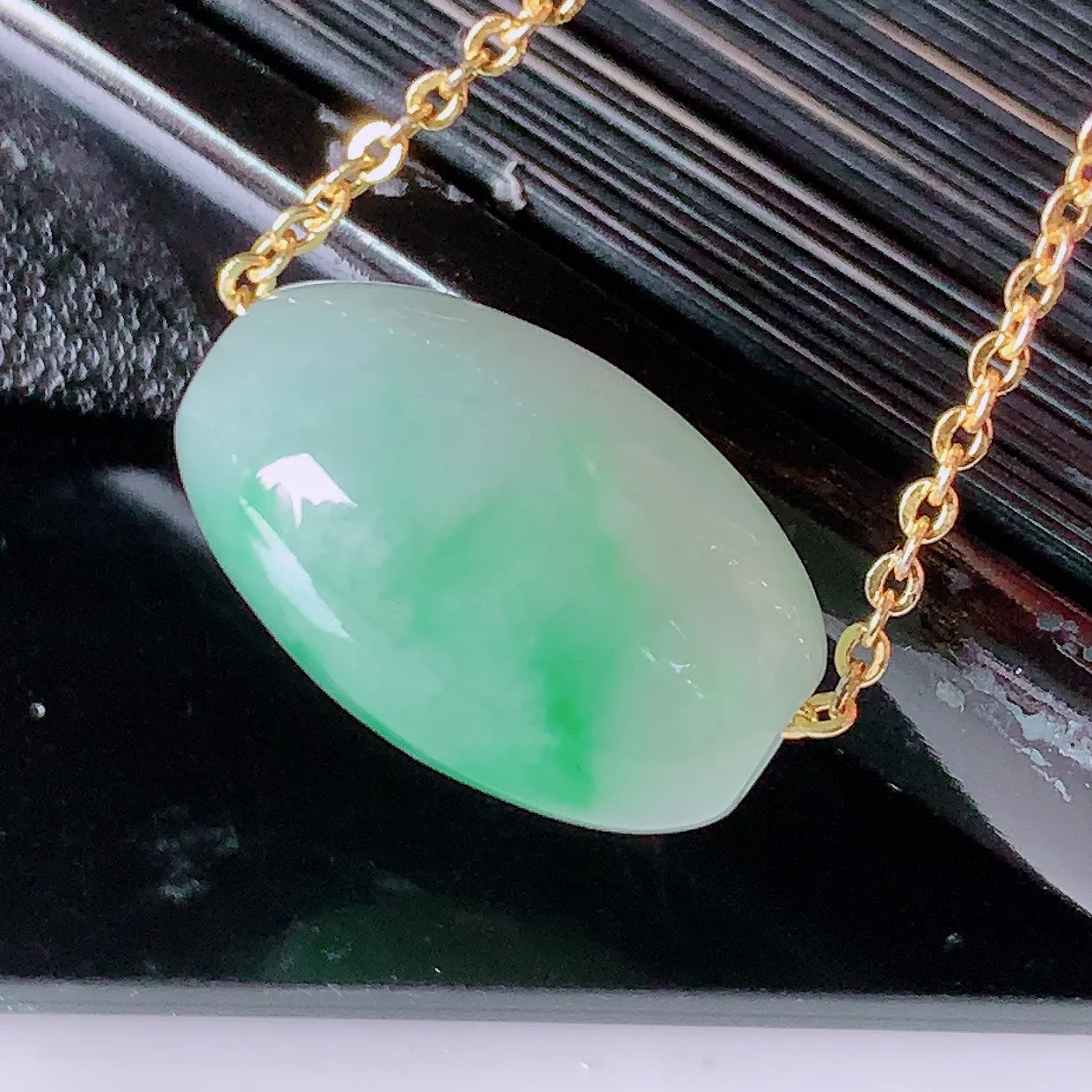 自然光实拍，水润飘绿翡翠路路通吊坠，寓意好运连连，路路畅通，经典款式，财运滚滚，路路通，佩戴效果更好！配图银链子#94.25