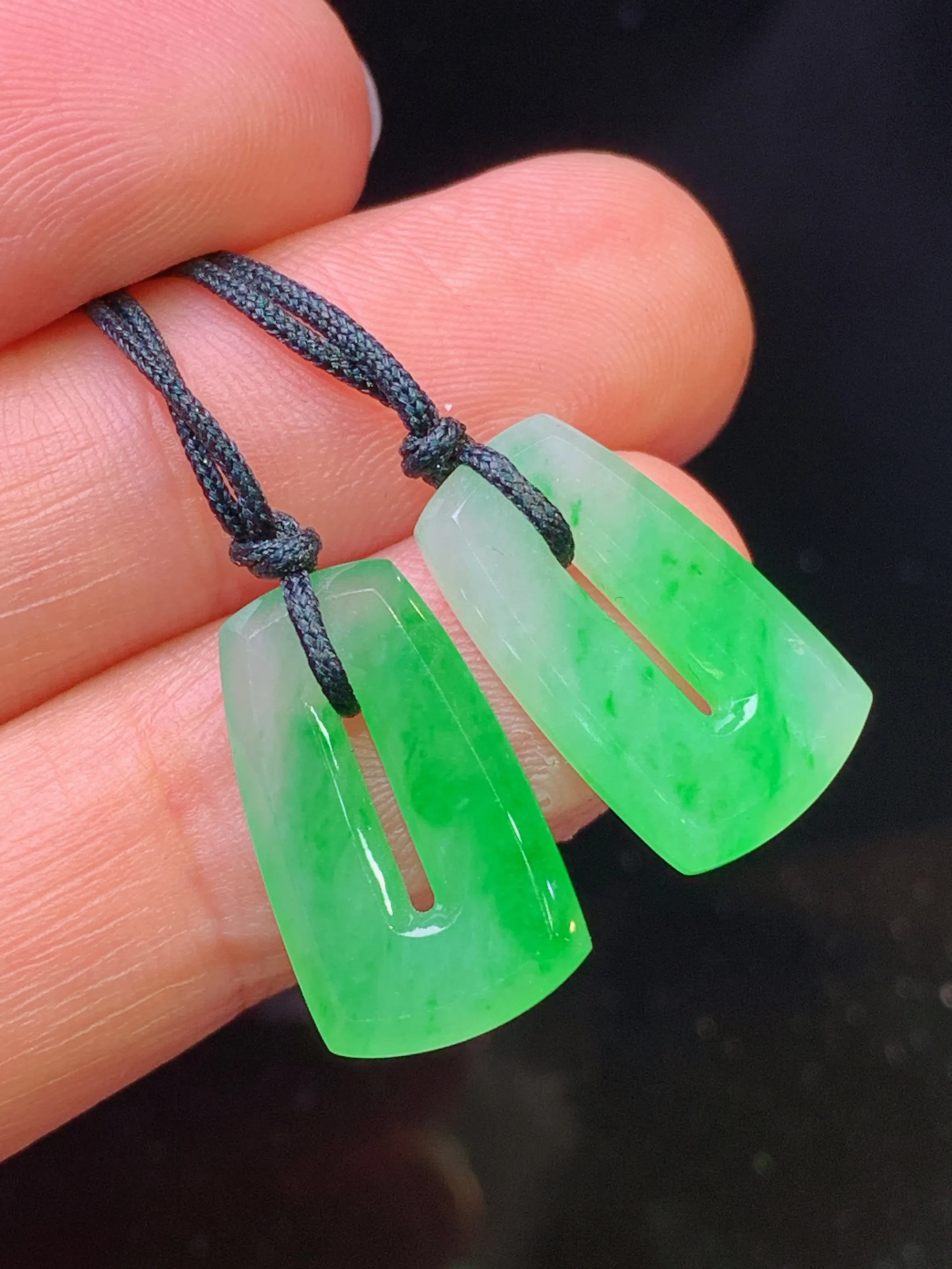 翠绿平安扣一对 玉质细腻 色泽清新艳丽 整体尺寸17*10*2.8