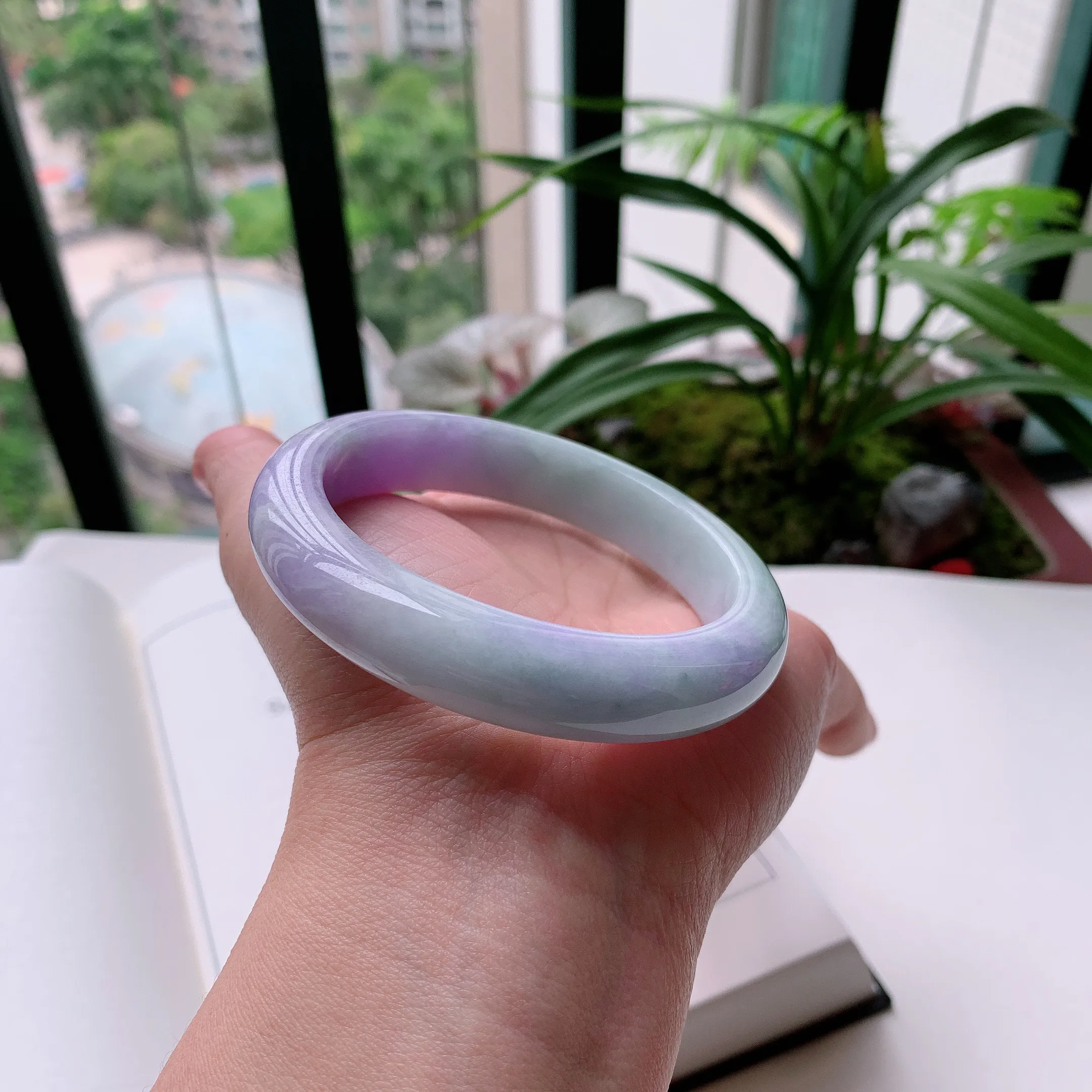 正圈58圈口，天然A货翡翠冰糯种水润飘绿玉手镯，水润秀丽，飘花灵动，种水十足，视觉甜美可人，恰到好处的美，十分高雅耐看，条形优美，上手优雅大方。65.60