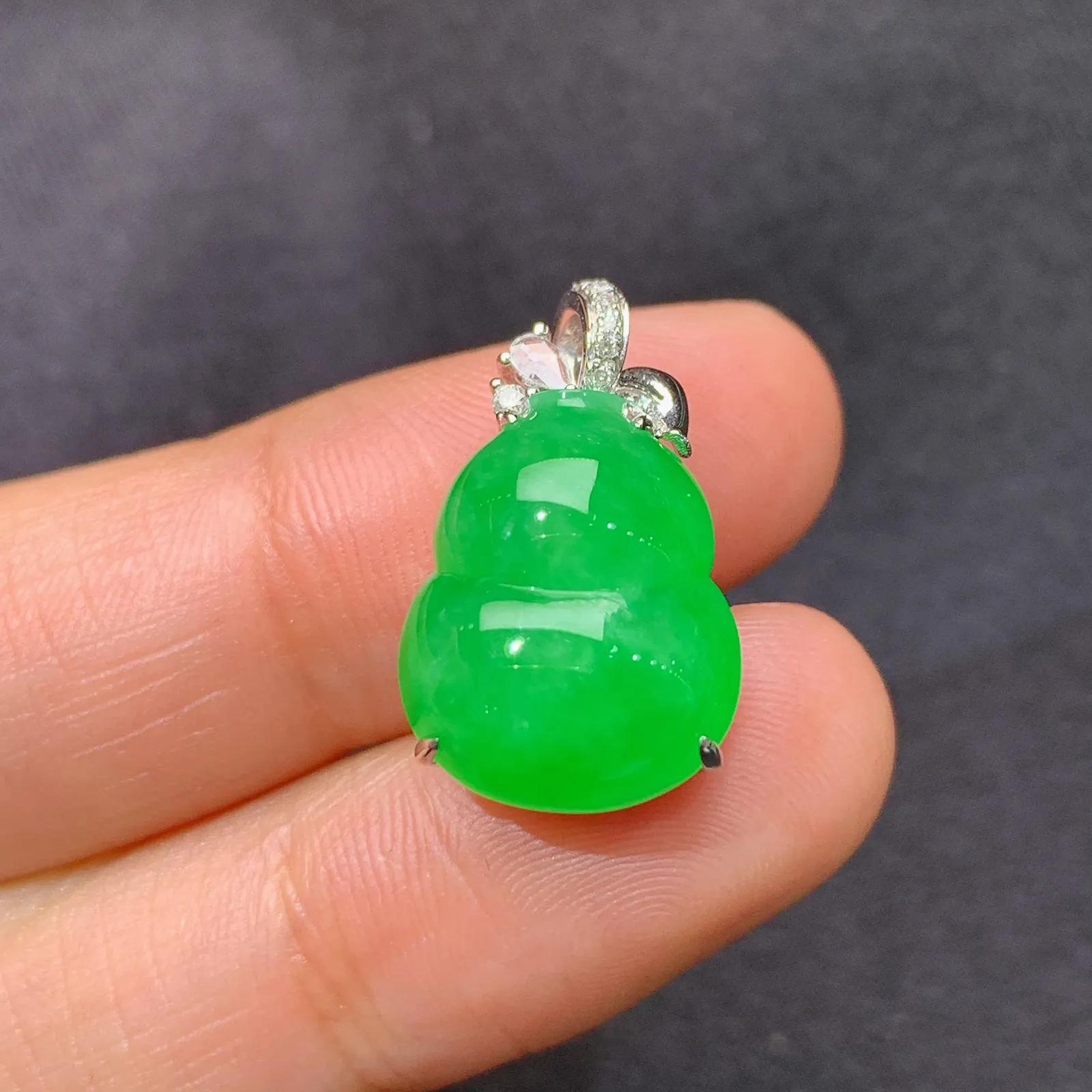 阳绿葫芦吊坠，18k金镶嵌，冰润色阳，玉质细腻，种水足，Lp 尺寸20.3*12.2*9