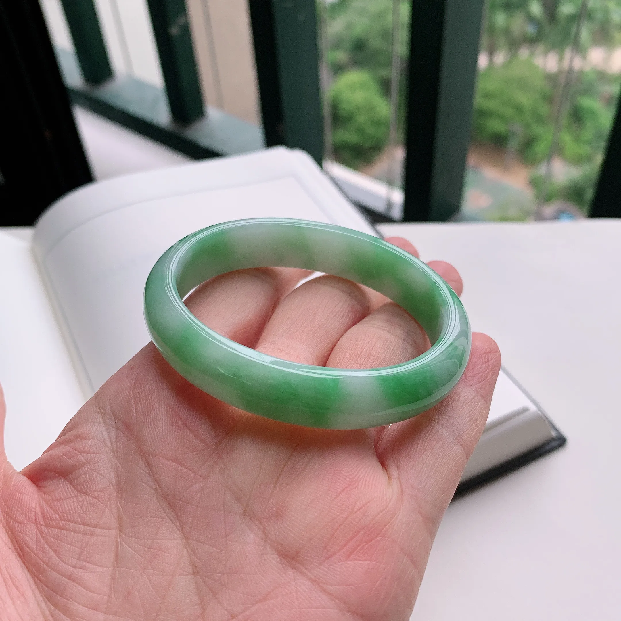 贵妃54圈口，天然A货翡翠冰糯种水润飘绿玉手镯，水润秀丽，飘花灵动，种水十足，视觉甜美可人，恰到好处的美，十分高雅耐看，条形优美，上手优雅大方。41.03