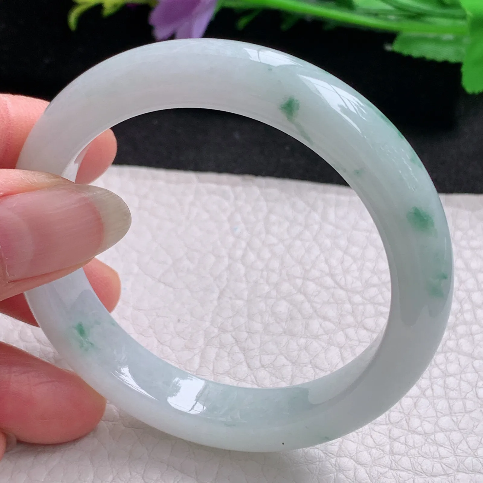 Hf实拍53.5*11.3*8.3缅甸翡翠手镯白底飘花手镯正圈平安镯宽版镯子