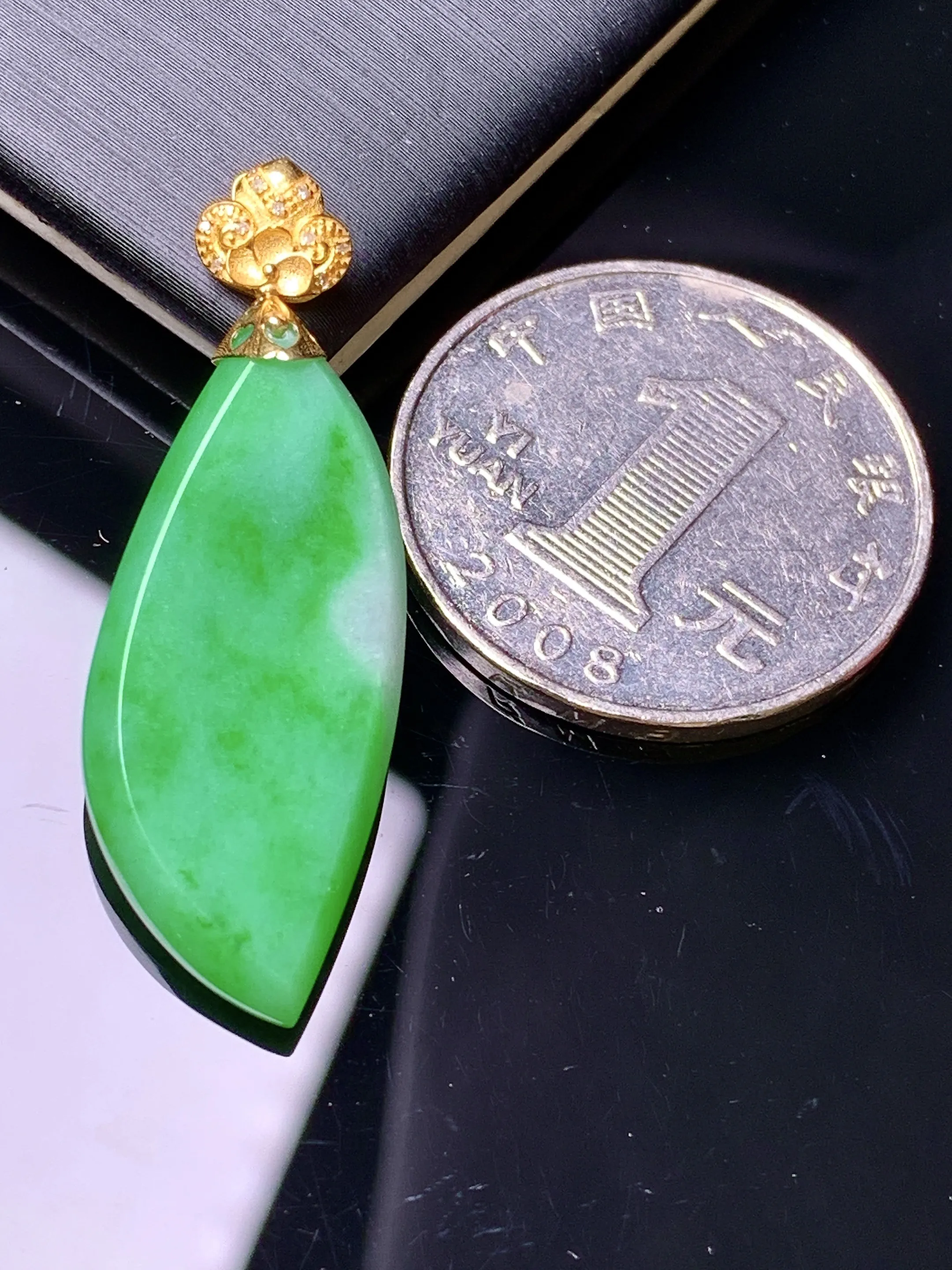 18k金镶嵌翠绿随形吊坠 玉质细腻 色泽清新艳丽 整体尺寸38.5*12.8*5.3
