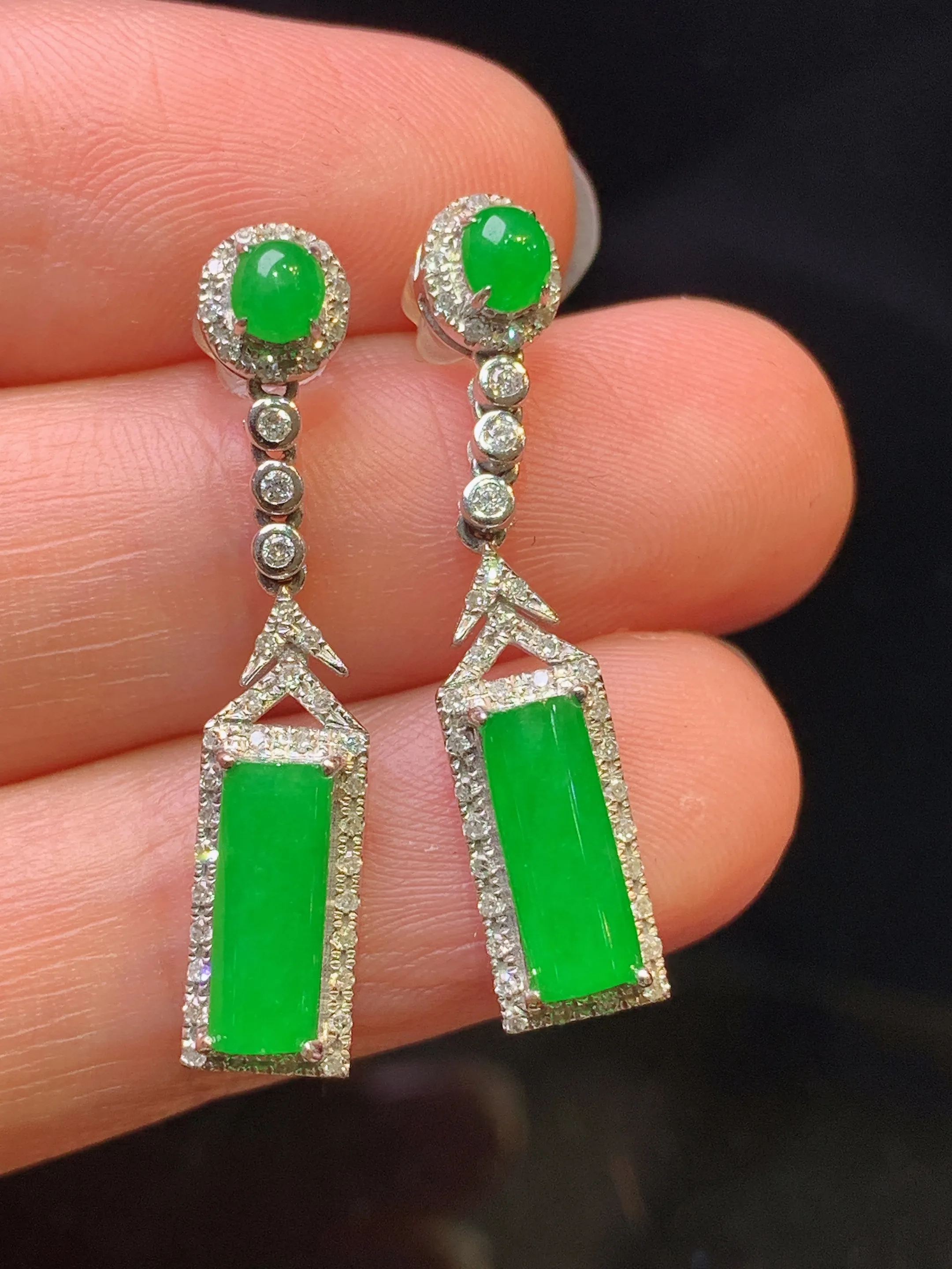 18k金钻镶嵌满绿无事牌吊坠 玉质细腻 色泽清新艳丽 整体尺寸28.6*5.8*5.2