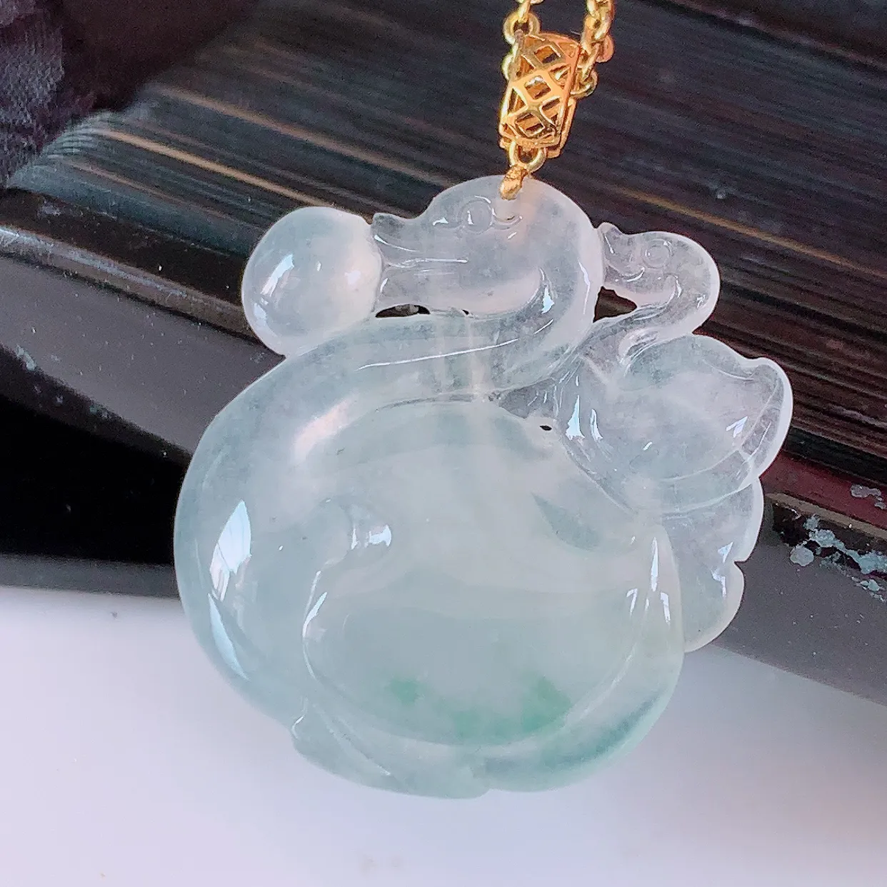 18k金镶嵌冰种飘花翡翠天鹅🦢吊坠，款式新颖时尚，日常百搭的款。清秀高雅，佩戴优雅高贵！#1.25