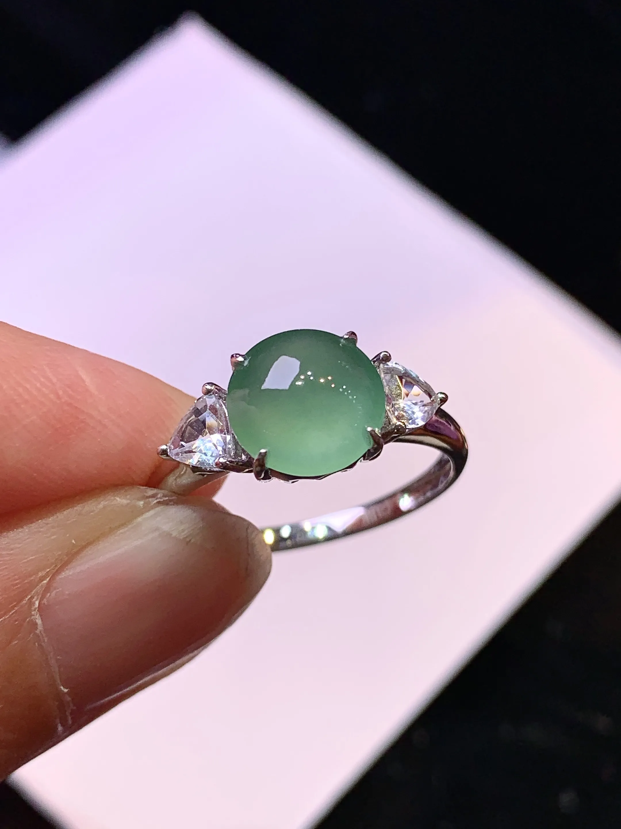 18k金钻镶嵌冰种晴绿蛋面戒指 玉质细腻 色泽清新艳丽 圈口13.5裸石尺寸8*3