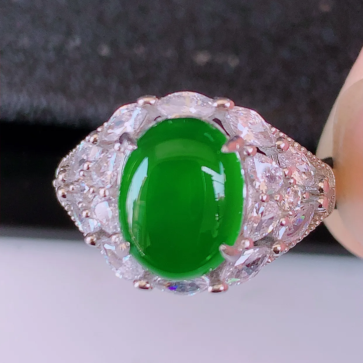 冰透满绿翡翠925银镶嵌戒指，自然光实拍，翠色灵动，颜色漂亮，种老水足，品相佳，佩戴佳品！#97.2