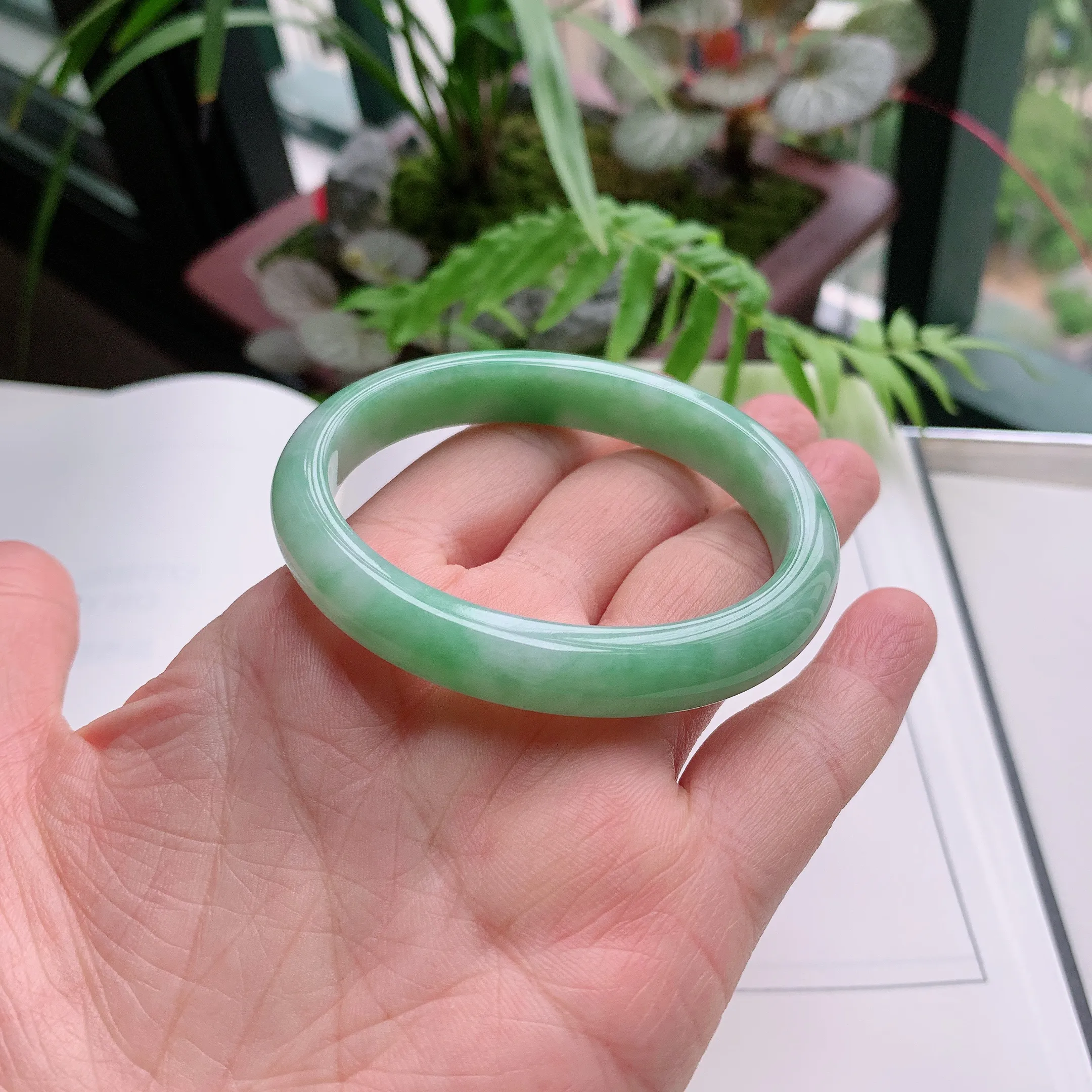 贵妃53圈口，天然A货翡翠冰糯种水润飘绿玉手镯，水润秀丽，飘花灵动，种水十足，视觉甜美可人，恰到好处的美，十分高雅耐看，条形优美，上手优雅大方。33.99