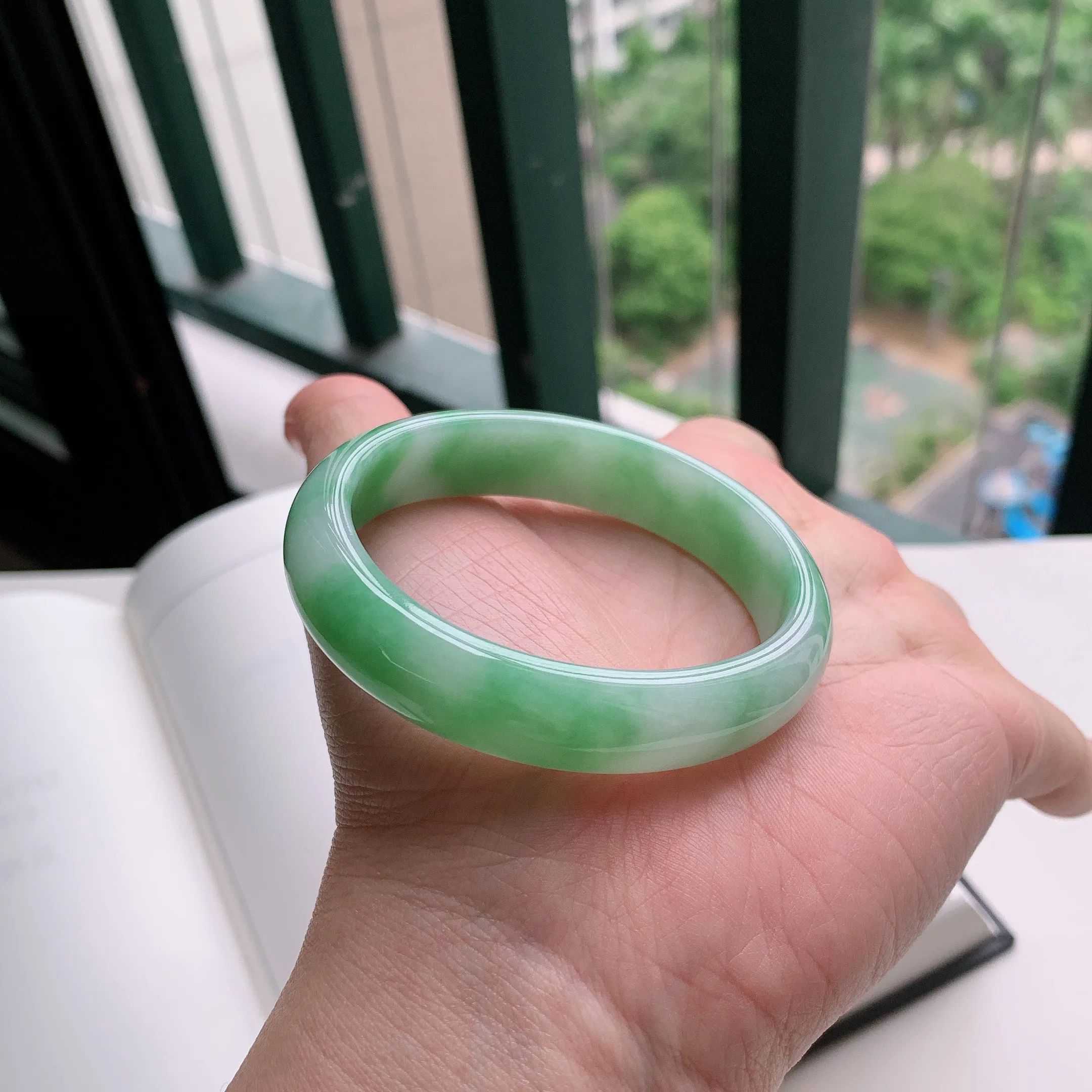 贵妃54圈口，天然A货翡翠冰糯种水润飘绿玉手镯，水润秀丽，飘花灵动，种水十足，视觉甜美可人，恰到好