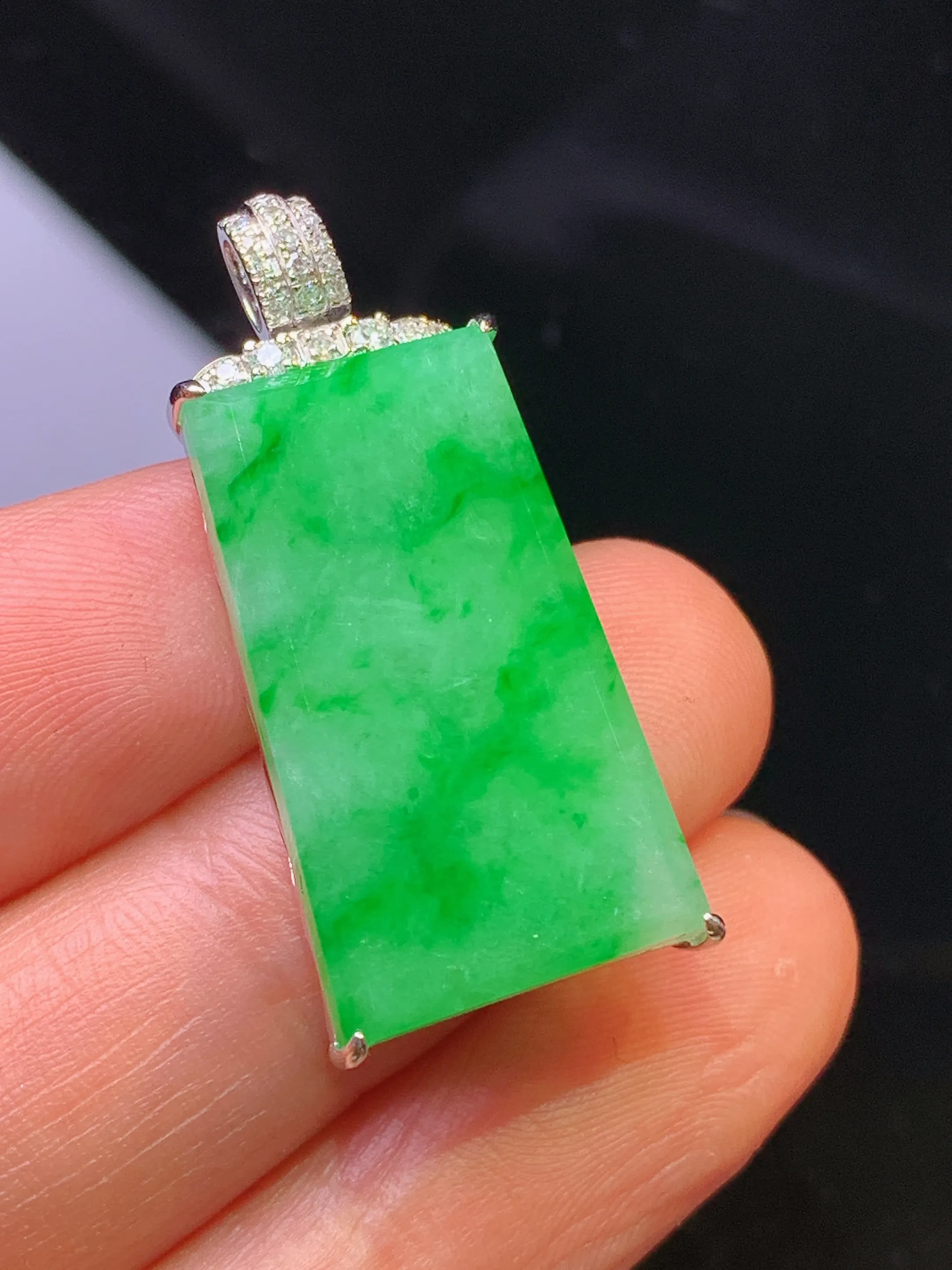 18k金钻镶嵌翠绿无事牌吊坠 玉质细腻 色泽清新艳丽 整体尺寸32.2*15*5.7